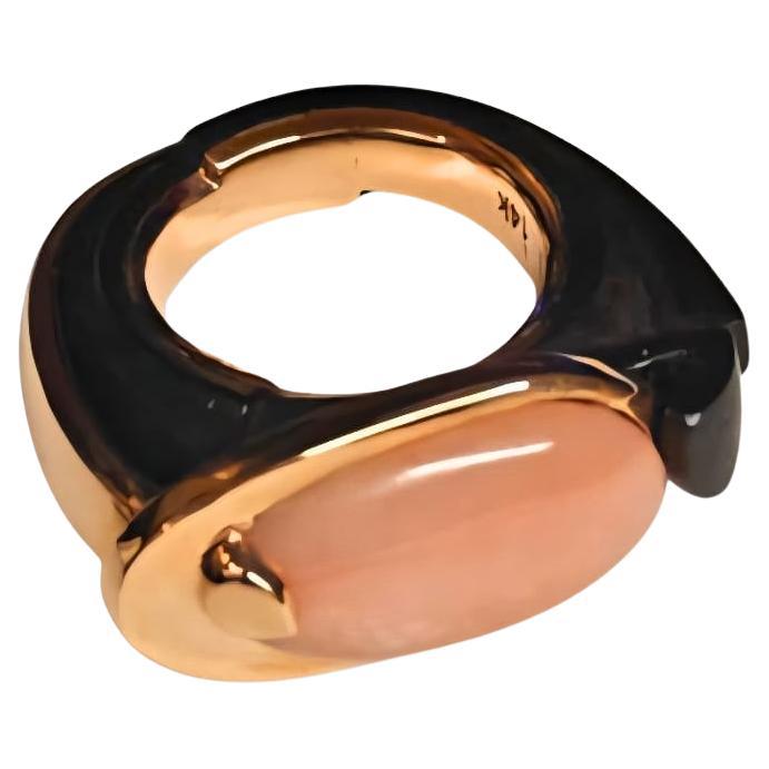 Anello Musa Moderna in oro rosa 14K, opale rosa 6ct e legno d
ebano di Konforti Jewelry