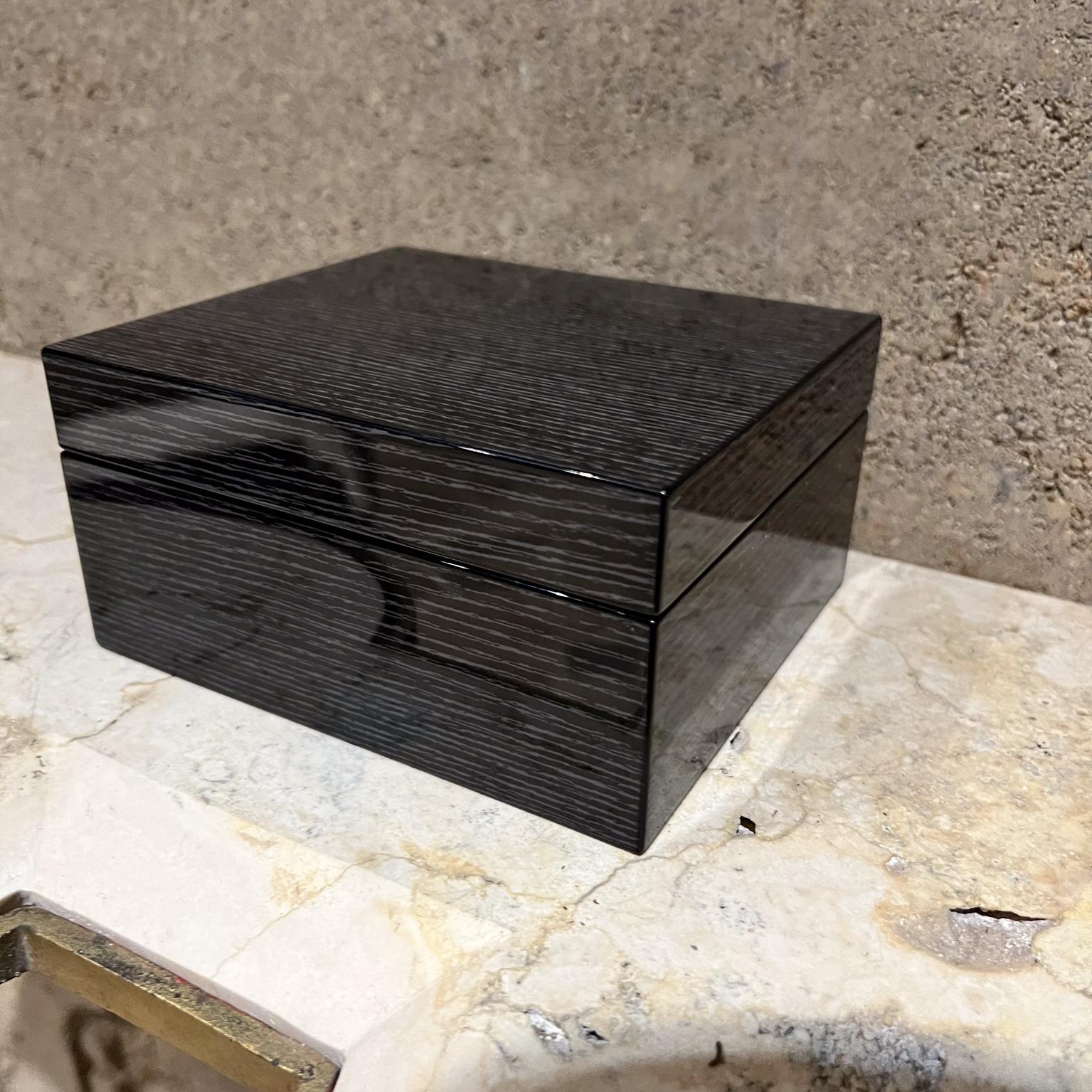 Modern Jewelry Music Box Gray Gloss Oak Wood (amerikanisch) im Angebot