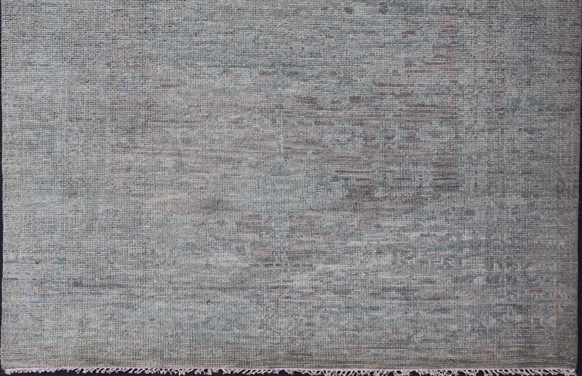 Moderno Oushak smorzato con design sub-geometrico nei toni del verde e della terra 6'0 x 9'3 in vendita 5