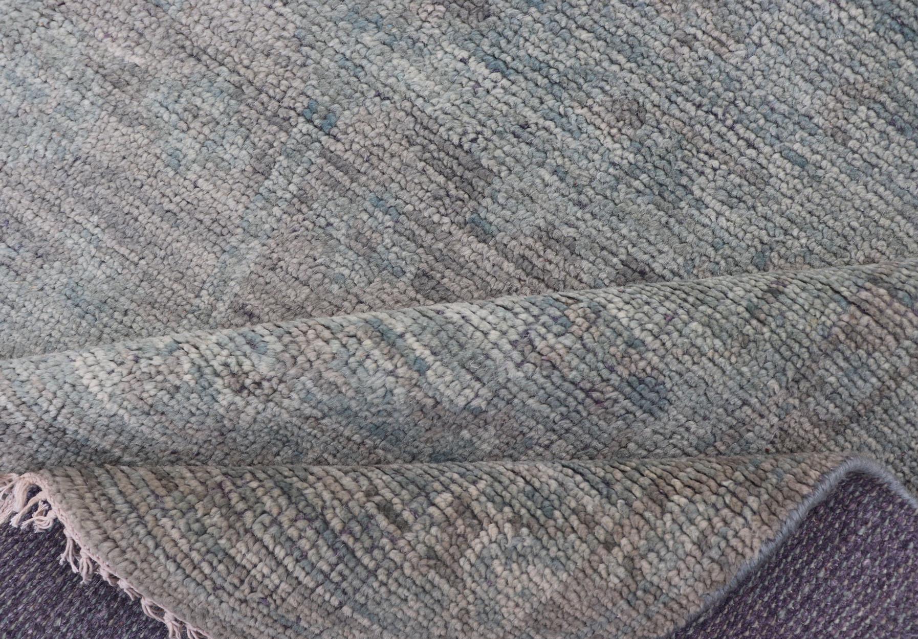 Moderno Oushak smorzato con design sub-geometrico nei toni del verde e della terra 6'0 x 9'3 in vendita 7