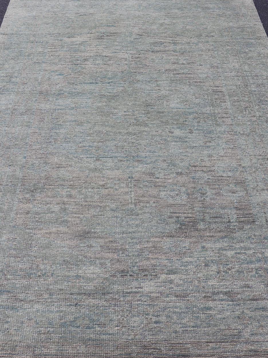 Moderno Oushak smorzato con design sub-geometrico nei toni del verde e della terra 6'0 x 9'3 in vendita 8