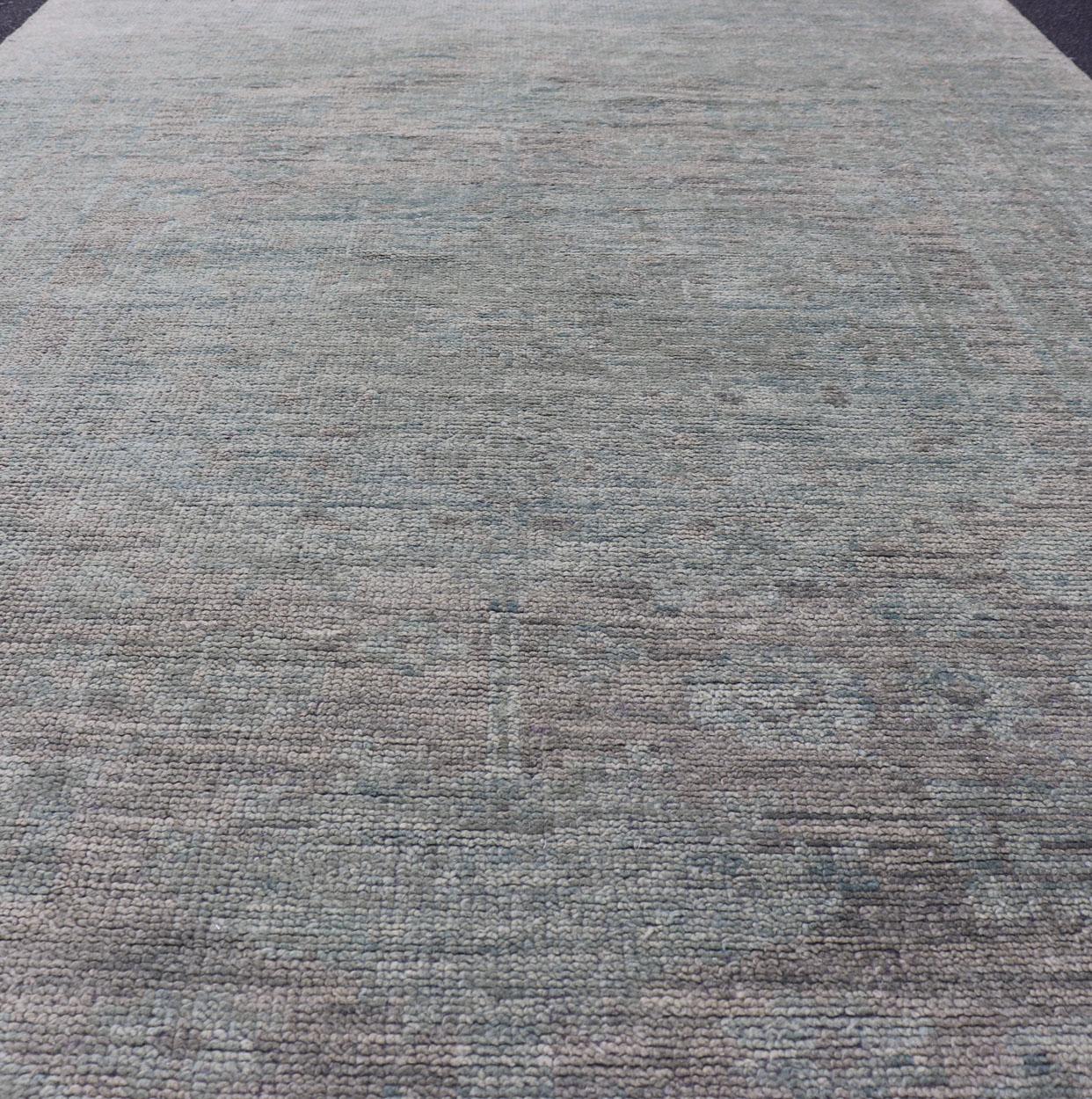 Moderno Oushak smorzato con design sub-geometrico nei toni del verde e della terra 6'0 x 9'3 in vendita 9
