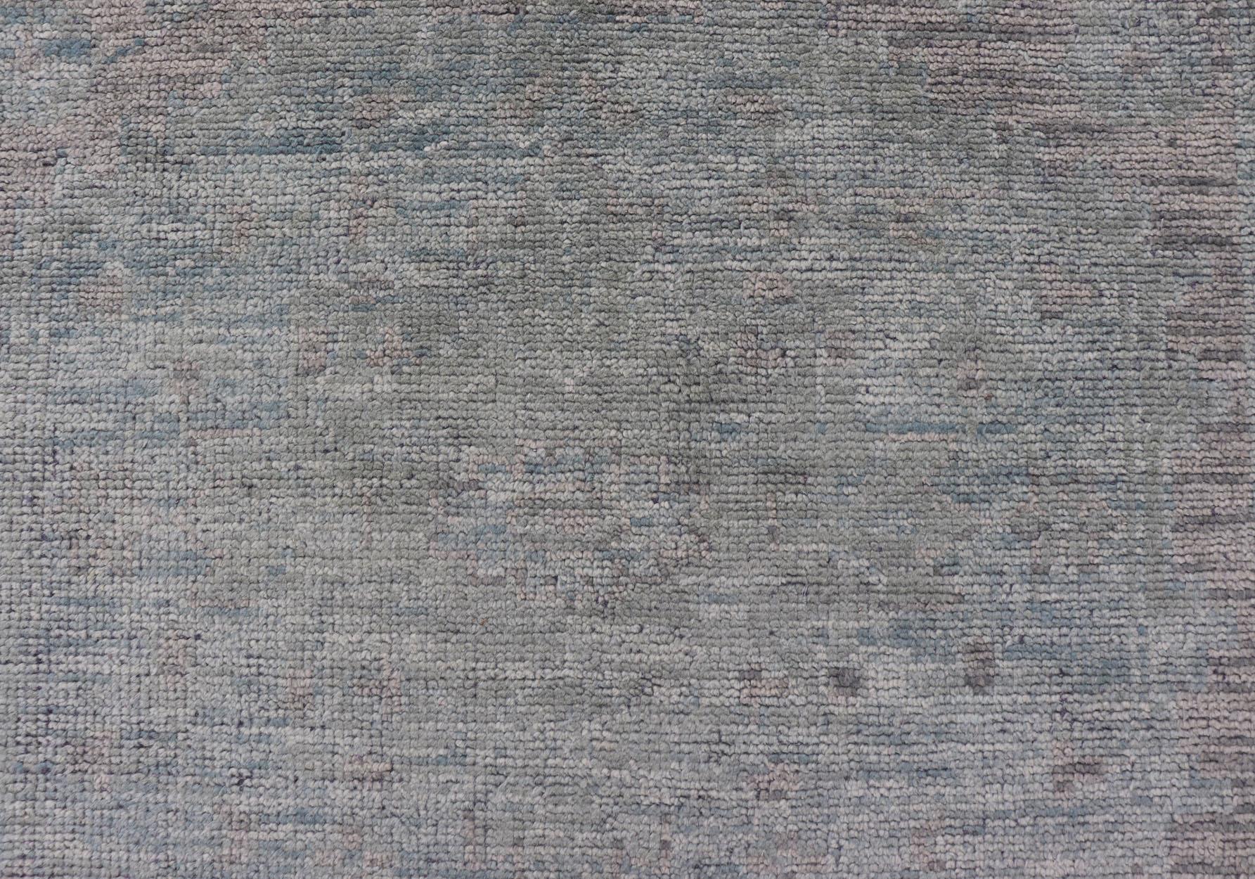 Indiano Moderno Oushak smorzato con design sub-geometrico nei toni del verde e della terra 6'0 x 9'3 in vendita