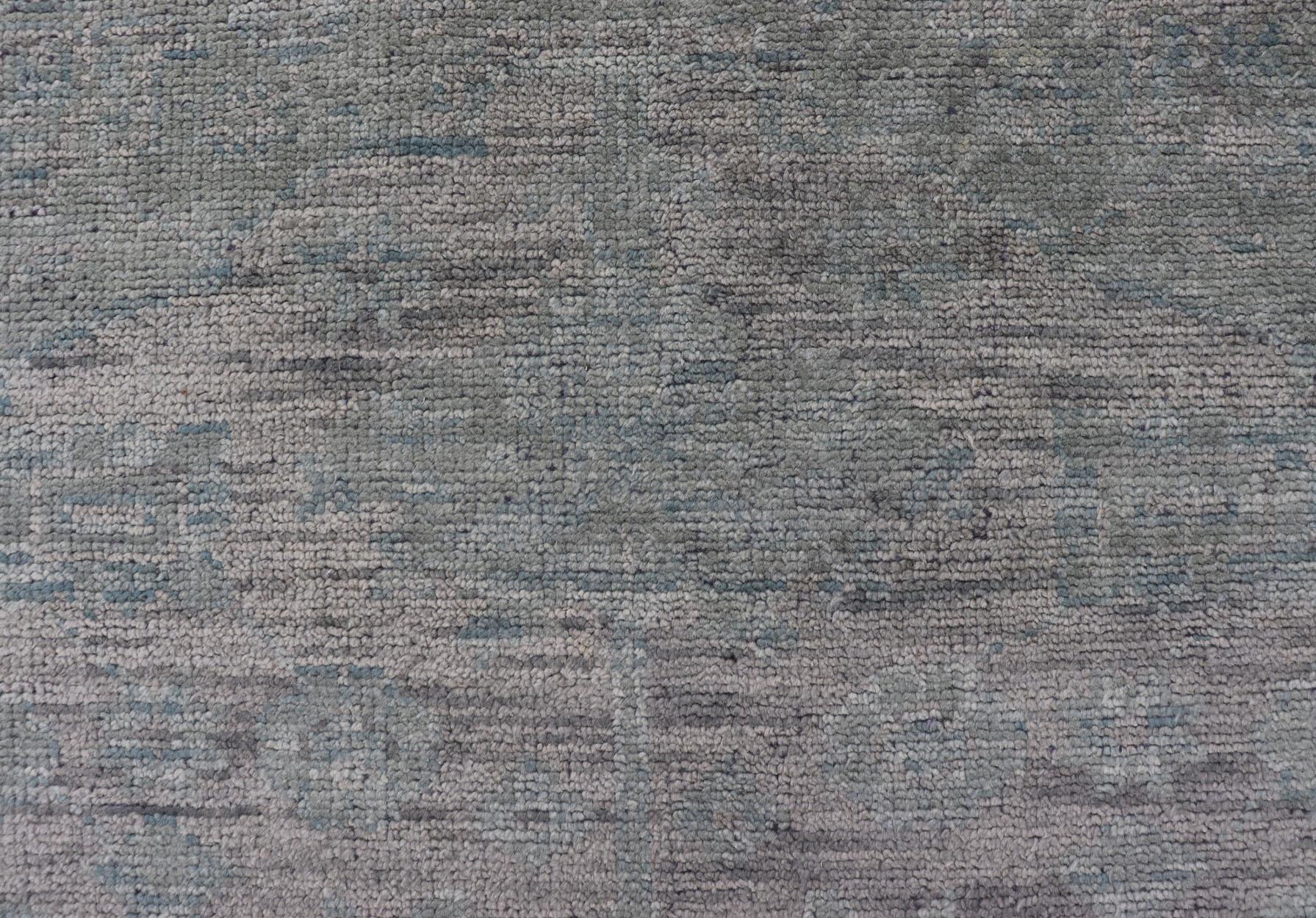 Annodato a mano Moderno Oushak smorzato con design sub-geometrico nei toni del verde e della terra 6'0 x 9'3 in vendita