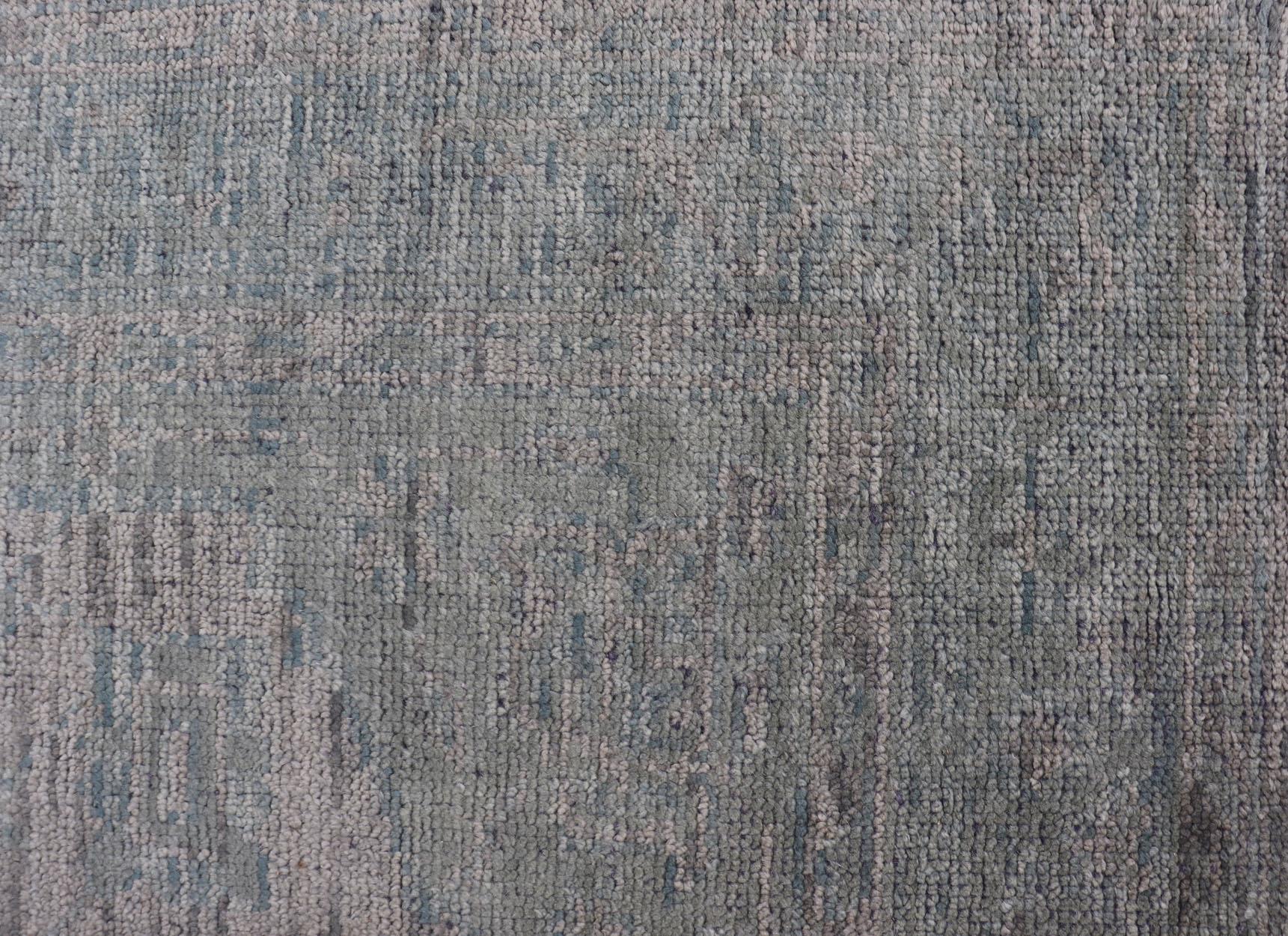 Moderno Oushak smorzato con design sub-geometrico nei toni del verde e della terra 6'0 x 9'3 In condizioni ottime in vendita a Atlanta, GA