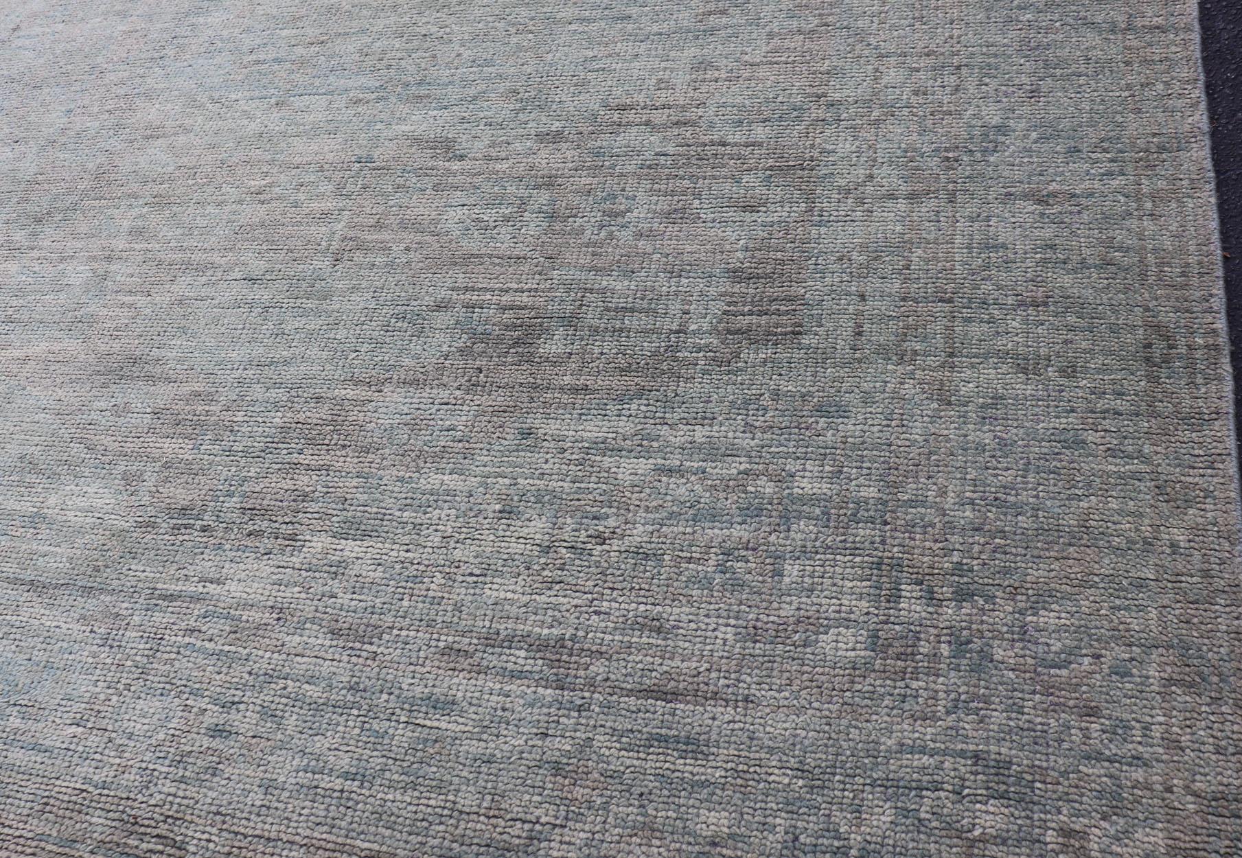 Moderno Oushak smorzato con design sub-geometrico nei toni del verde e della terra 6'0 x 9'3 in vendita 1
