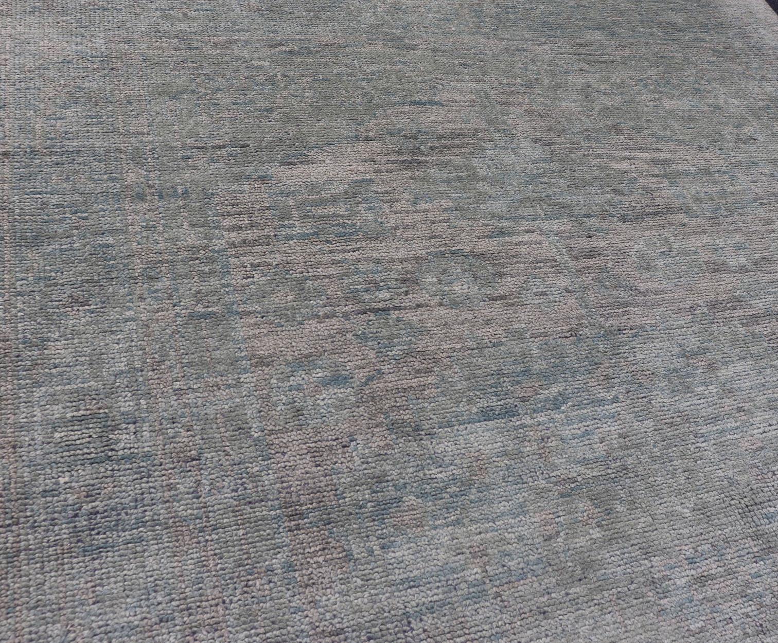 Moderno Oushak smorzato con design sub-geometrico nei toni del verde e della terra 6'0 x 9'3 in vendita 2