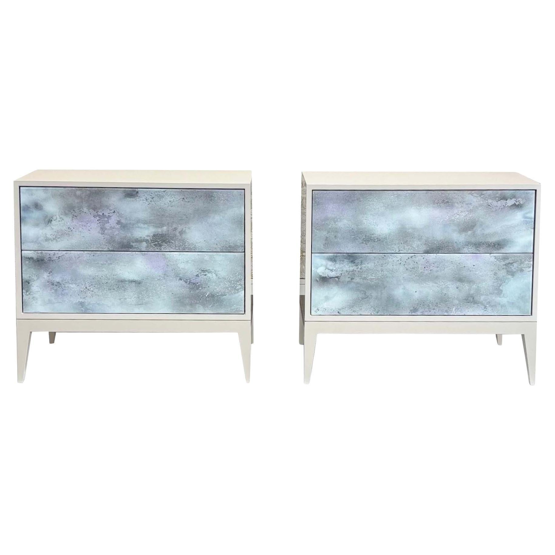 La table de nuit à deux tiroirs Modern Mystic en laque gris brumeux d'Ercole Home comporte deux tiroirs à fermeture tactile avec verre Oro Bianco et Purple Mystic peint à la main et à la feuille d'argent. 

Tailles et finitions personnalisées