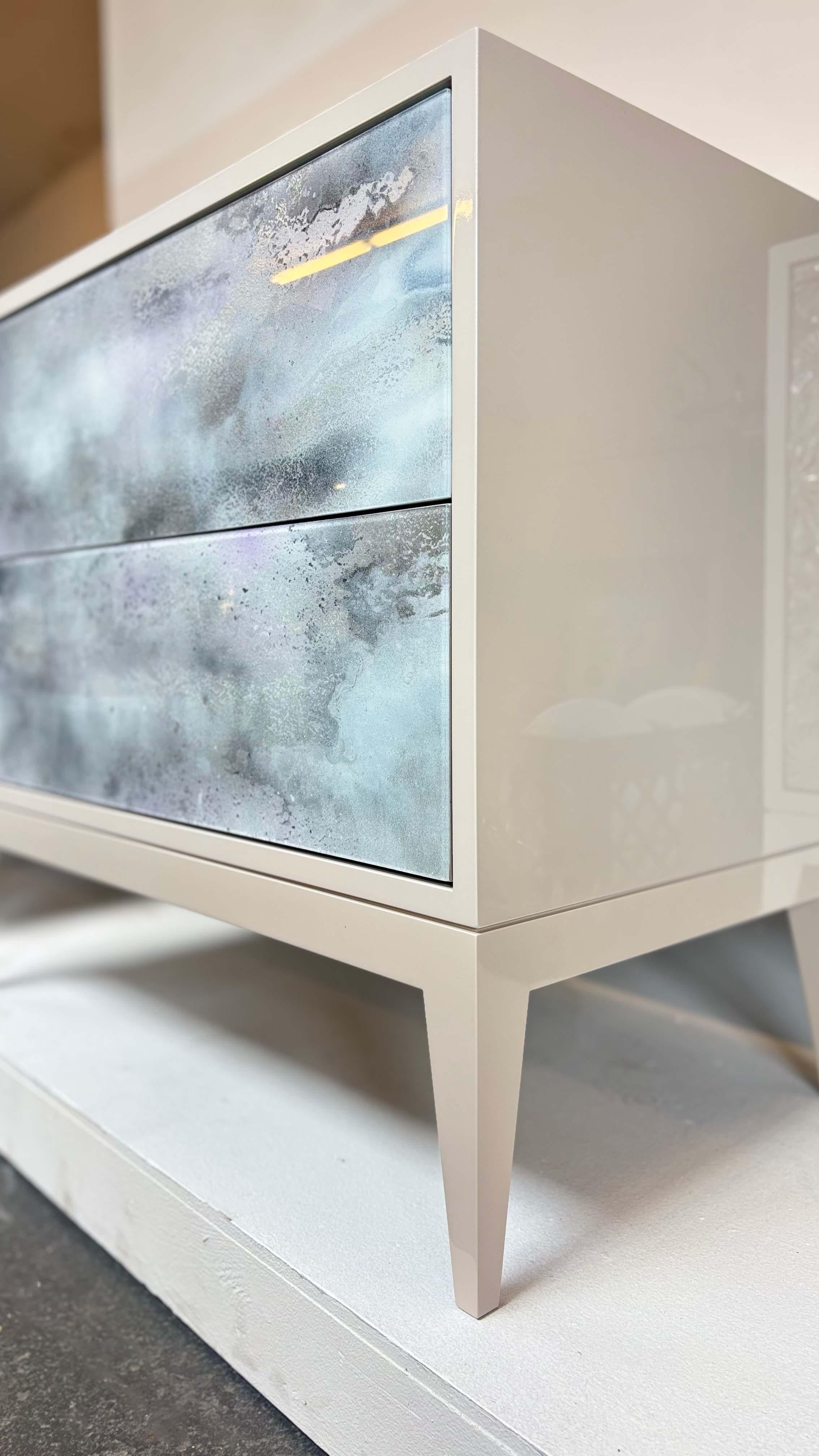 Moderne Table de nuit moderne à deux tiroirs MISTI en laque gris brumeux par Ercole Home en vente