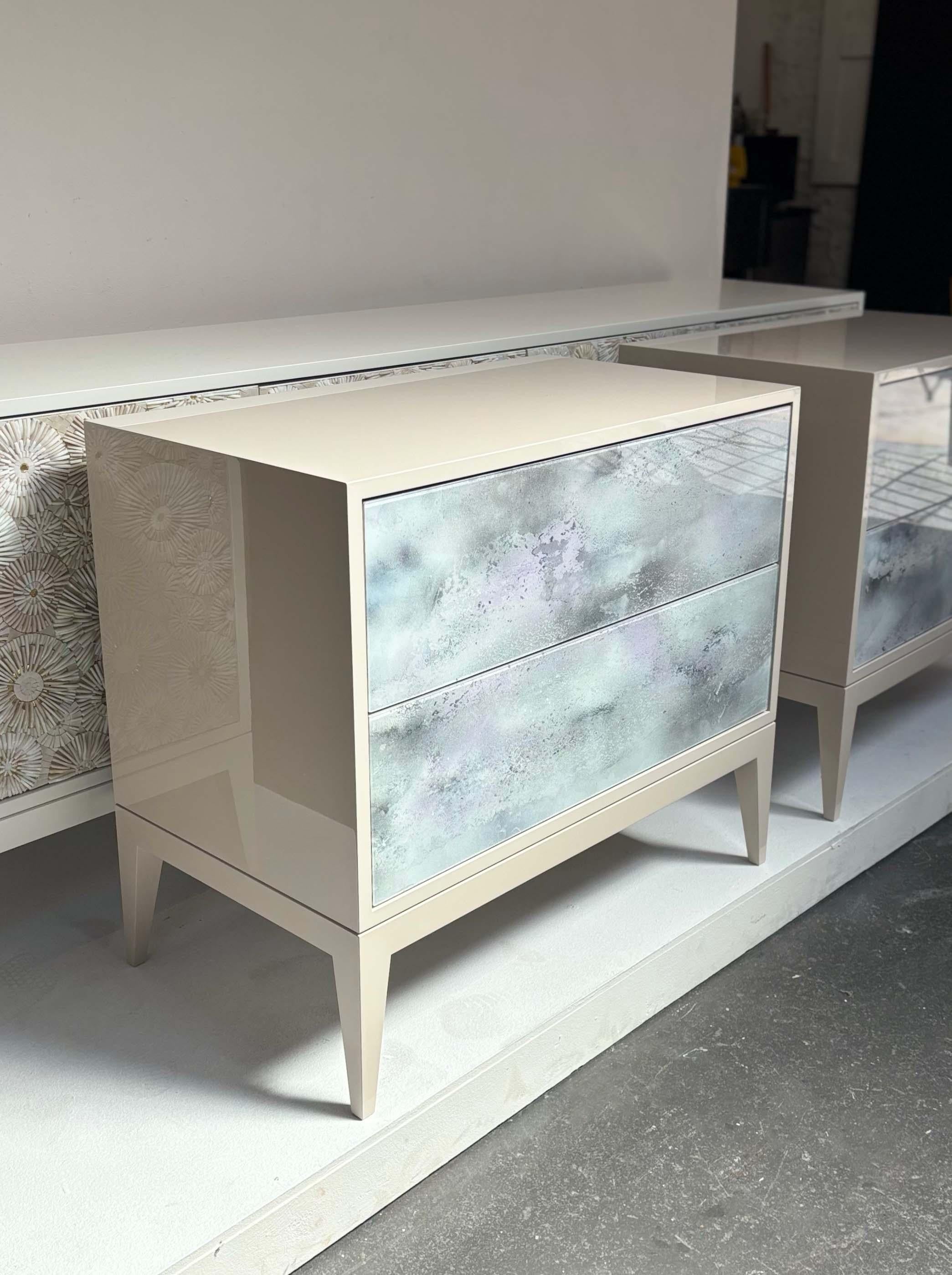 Américain Table de nuit moderne à deux tiroirs MISTI en laque gris brumeux par Ercole Home en vente