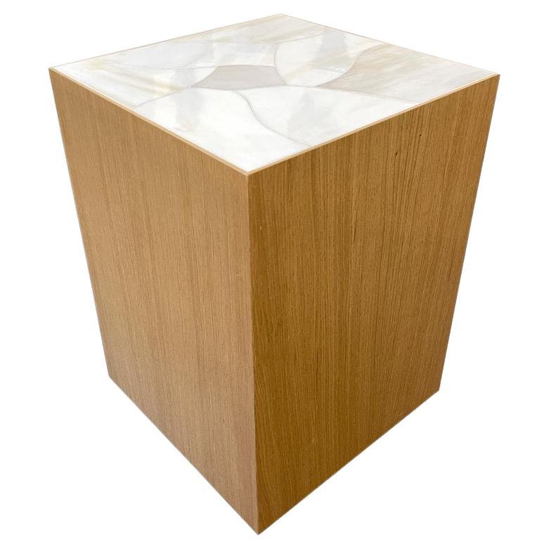 Moderner Natura-Sockel aus Eichenholz mit abstraktem weißem Glas von Ercole Home im Angebot