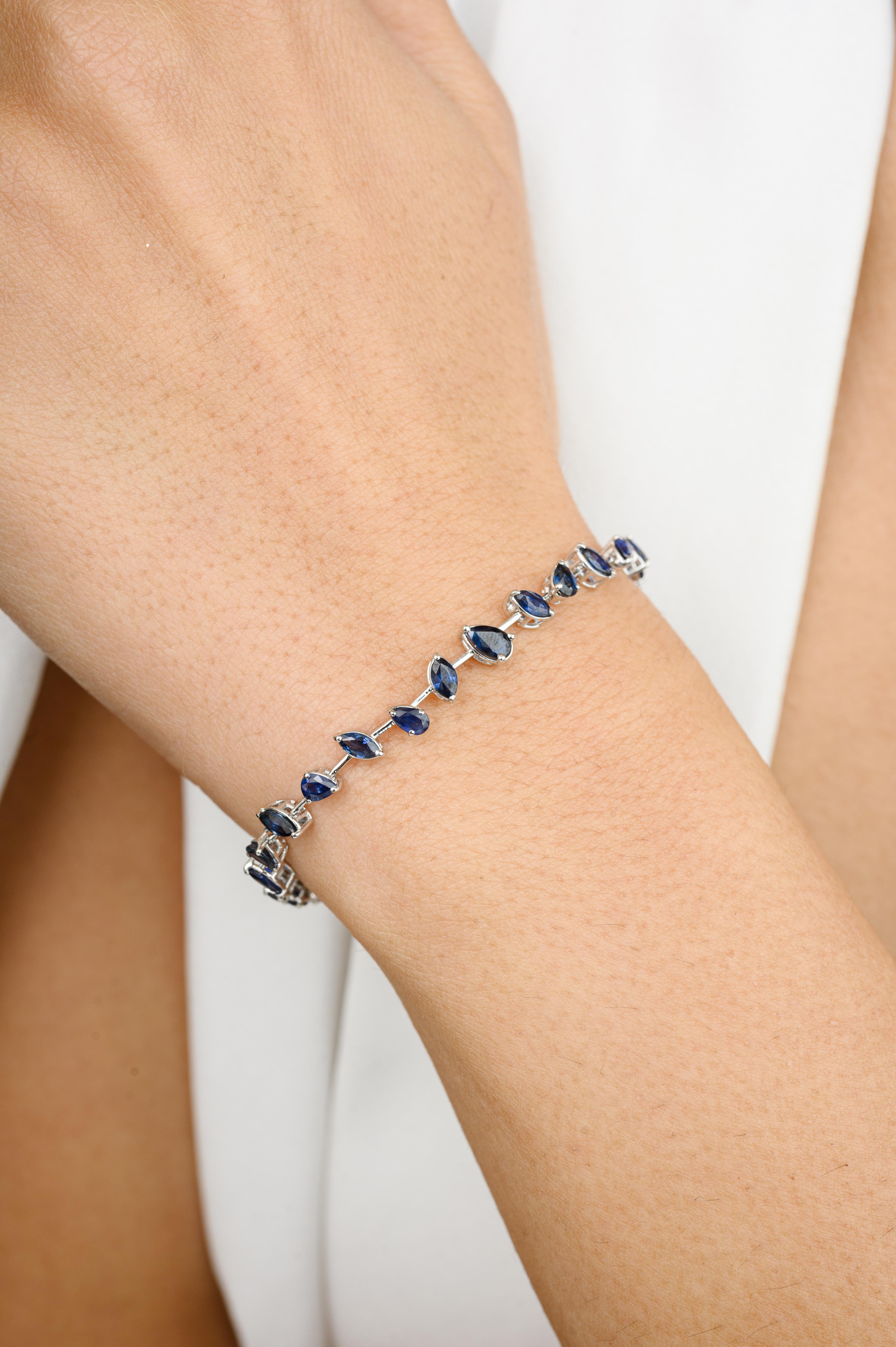 Ce bracelet moderne en saphir bleu naturel en or 18 carats met en valeur un saphir bleu naturel de 3,95 carats, étincelant à l'infini. Il mesure 7 pouces de long. 
Le saphir stimule la concentration et réduit le stress. 
Conçue avec des saphirs