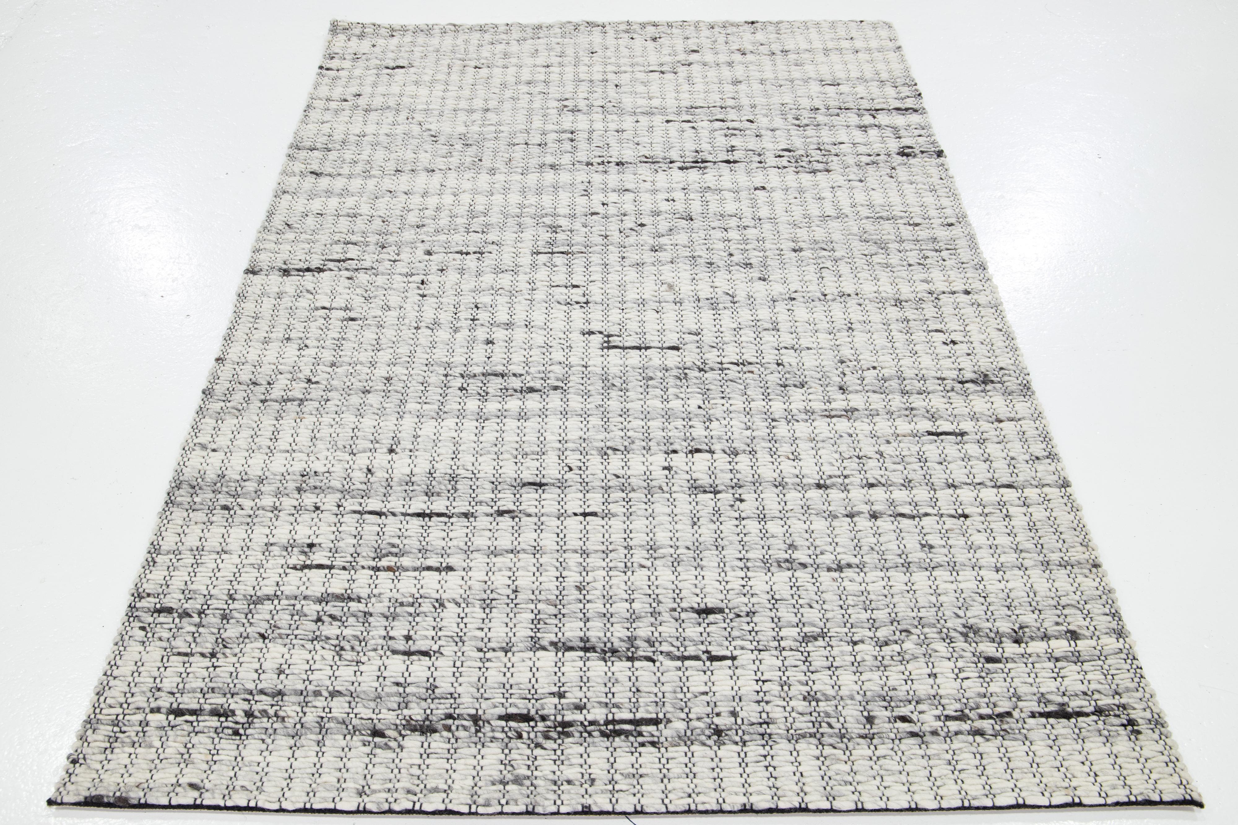 Dieser schöne handgewebte Wollteppich aus Filz ist Teil unserer Westport Collection'S. Es hat ein beiges Feld mit grauen Akzenten in dem geometrischen Muster.

Dieser Teppich misst 5' x 8'.

Kundenspezifische Farben und Größen sind auf Anfrage