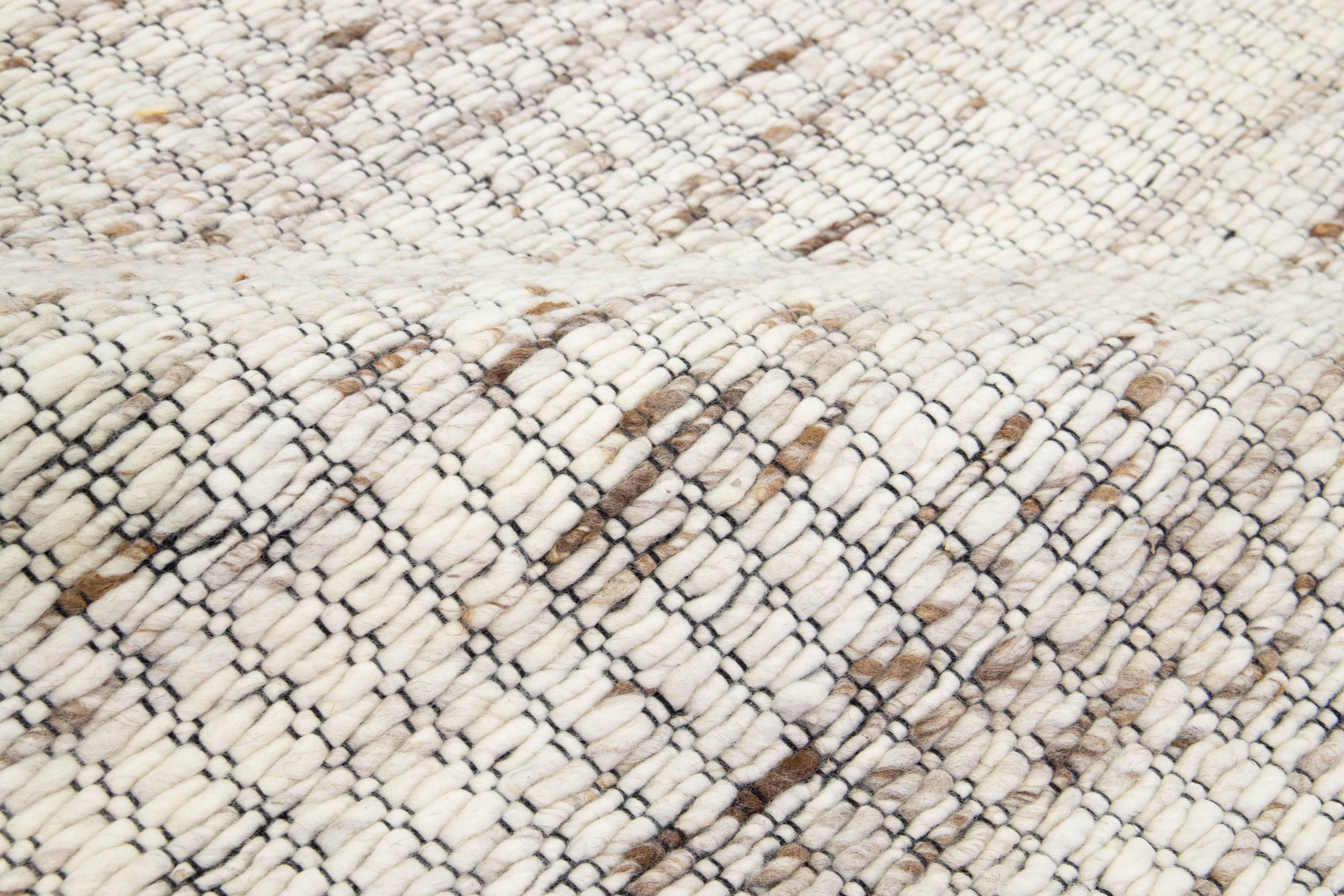 Modern Natural  Handgefertigter Wollteppich aus Filz in Elfenbein von Apadana im Angebot 2