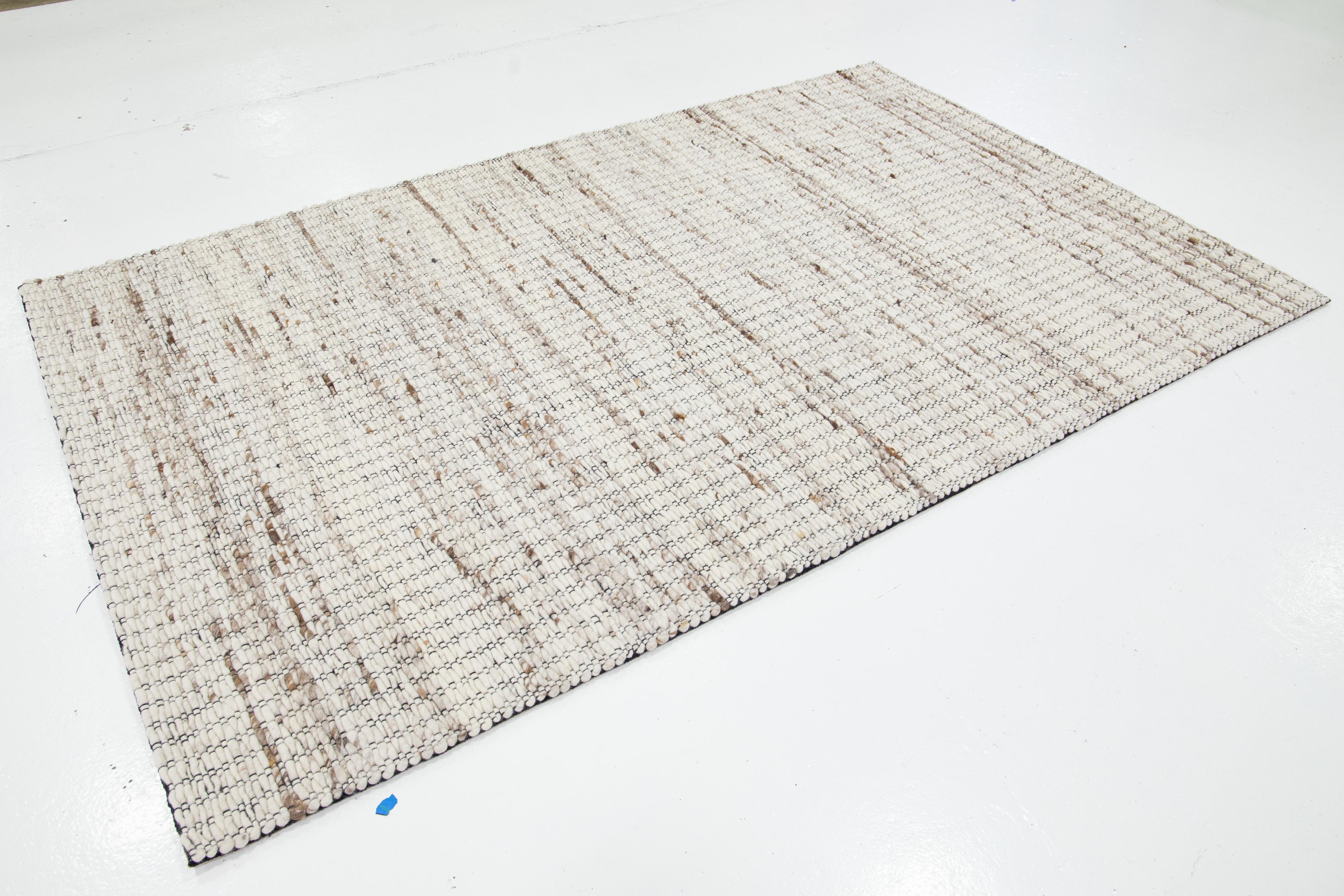 Modern Natural  Handgefertigter Wollteppich aus Filz in Elfenbein von Apadana (Indisch) im Angebot