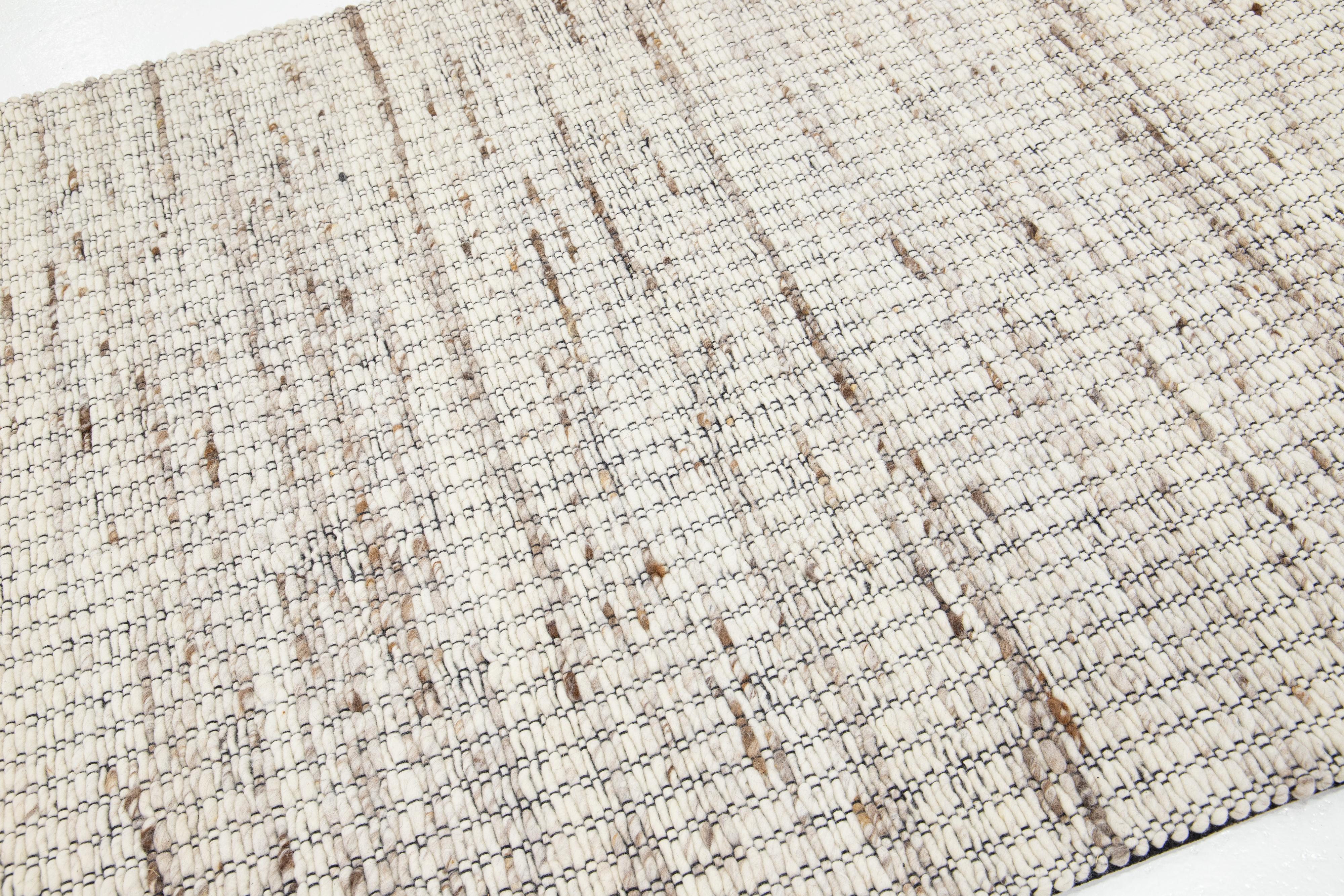 Modern Natural  Handgefertigter Wollteppich aus Filz in Elfenbein von Apadana (Handgewebt) im Angebot