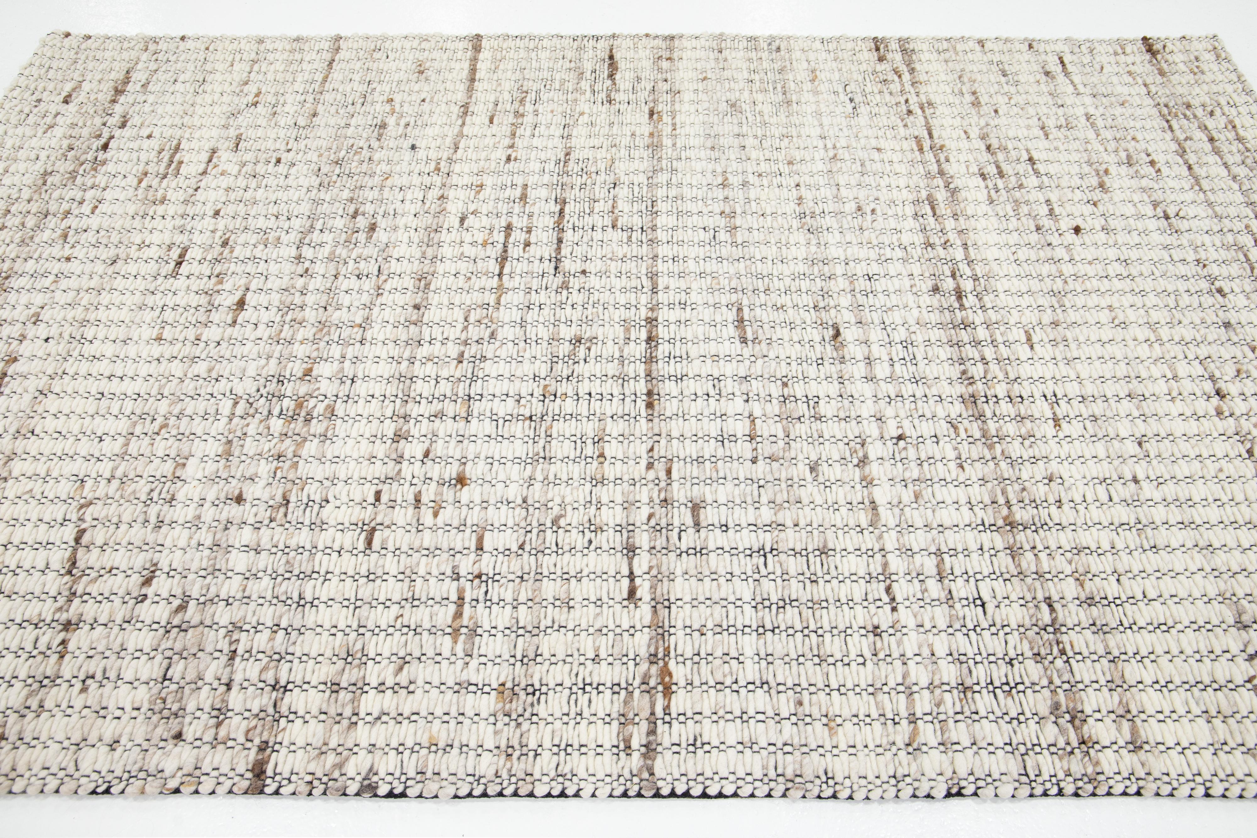 Modern Natural  Handgefertigter Wollteppich aus Filz in Elfenbein von Apadana im Zustand „Neu“ im Angebot in Norwalk, CT