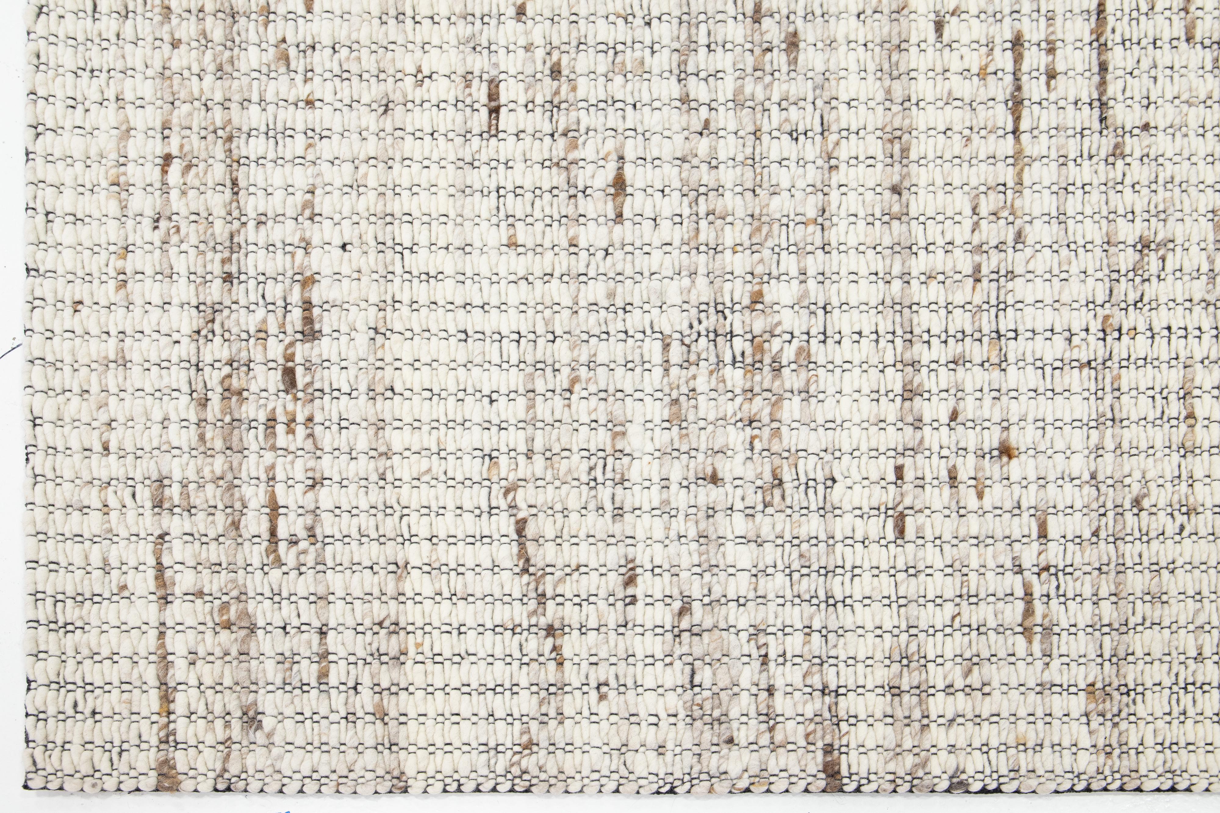 Modern Natural  Handgefertigter Wollteppich aus Filz in Elfenbein von Apadana (21. Jahrhundert und zeitgenössisch) im Angebot