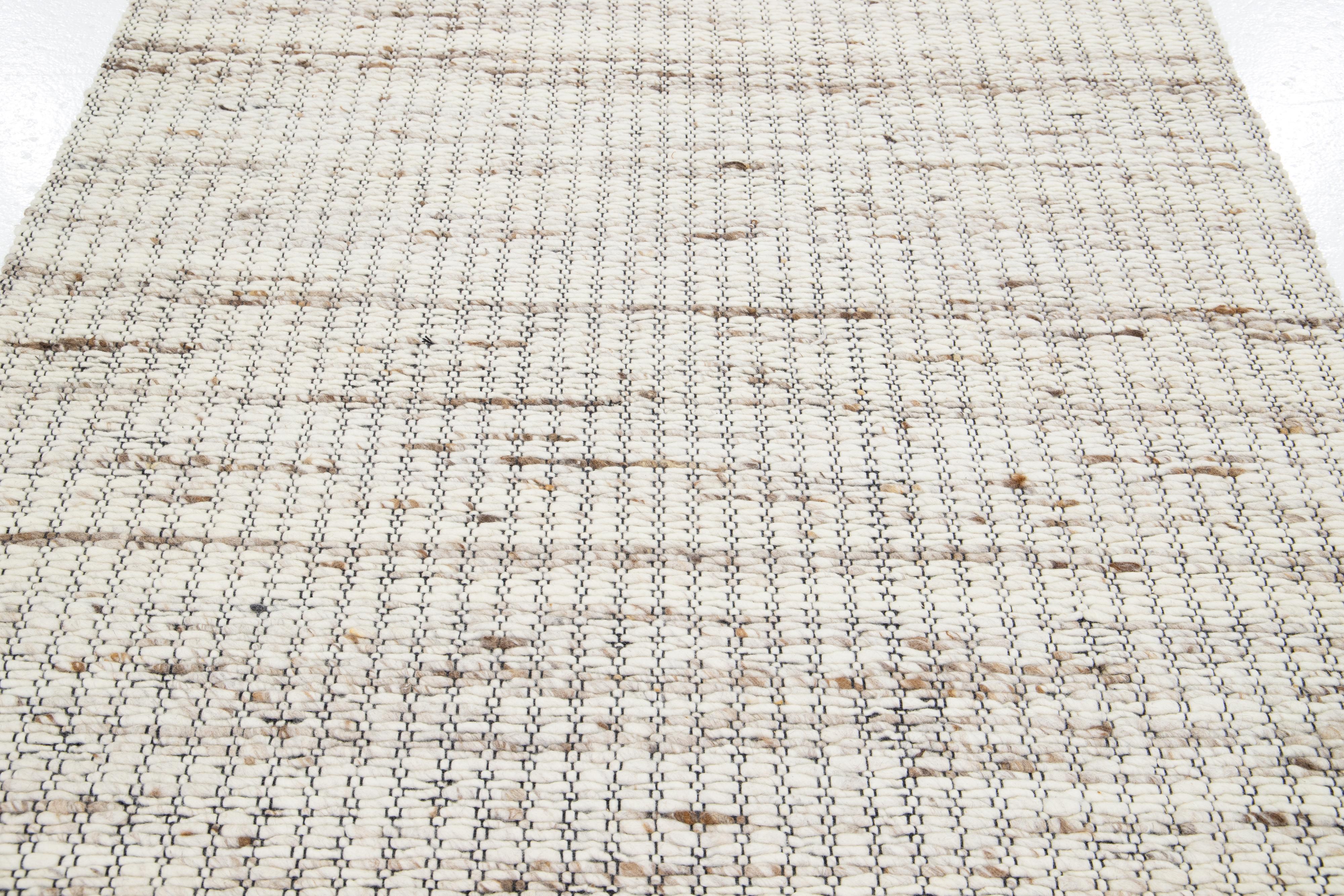 Modern Natural  Handgefertigter Wollteppich aus Filz in Elfenbein von Apadana (Wolle) im Angebot