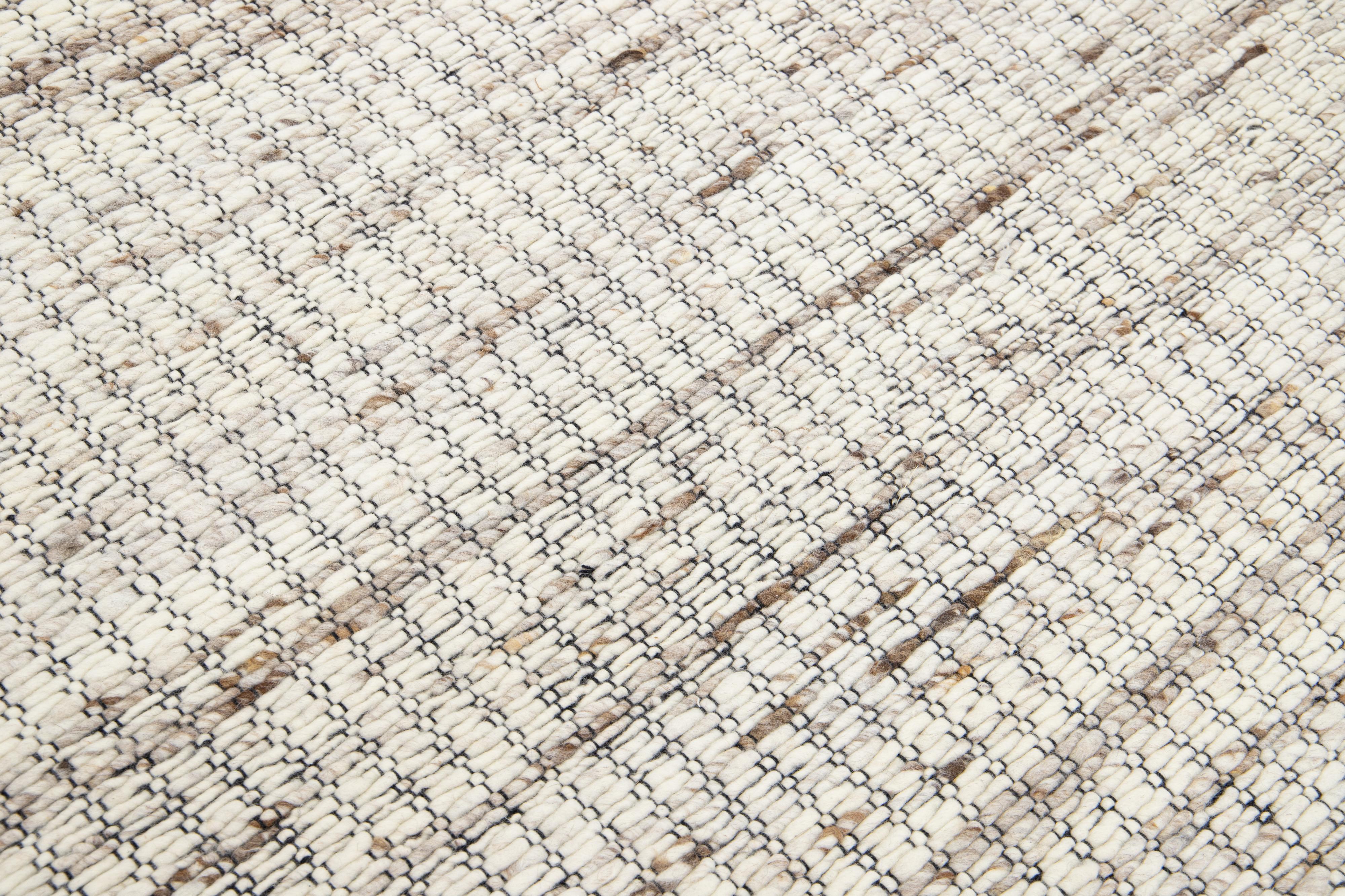 Modern Natural  Handgefertigter Wollteppich aus Filz in Elfenbein von Apadana im Angebot 1