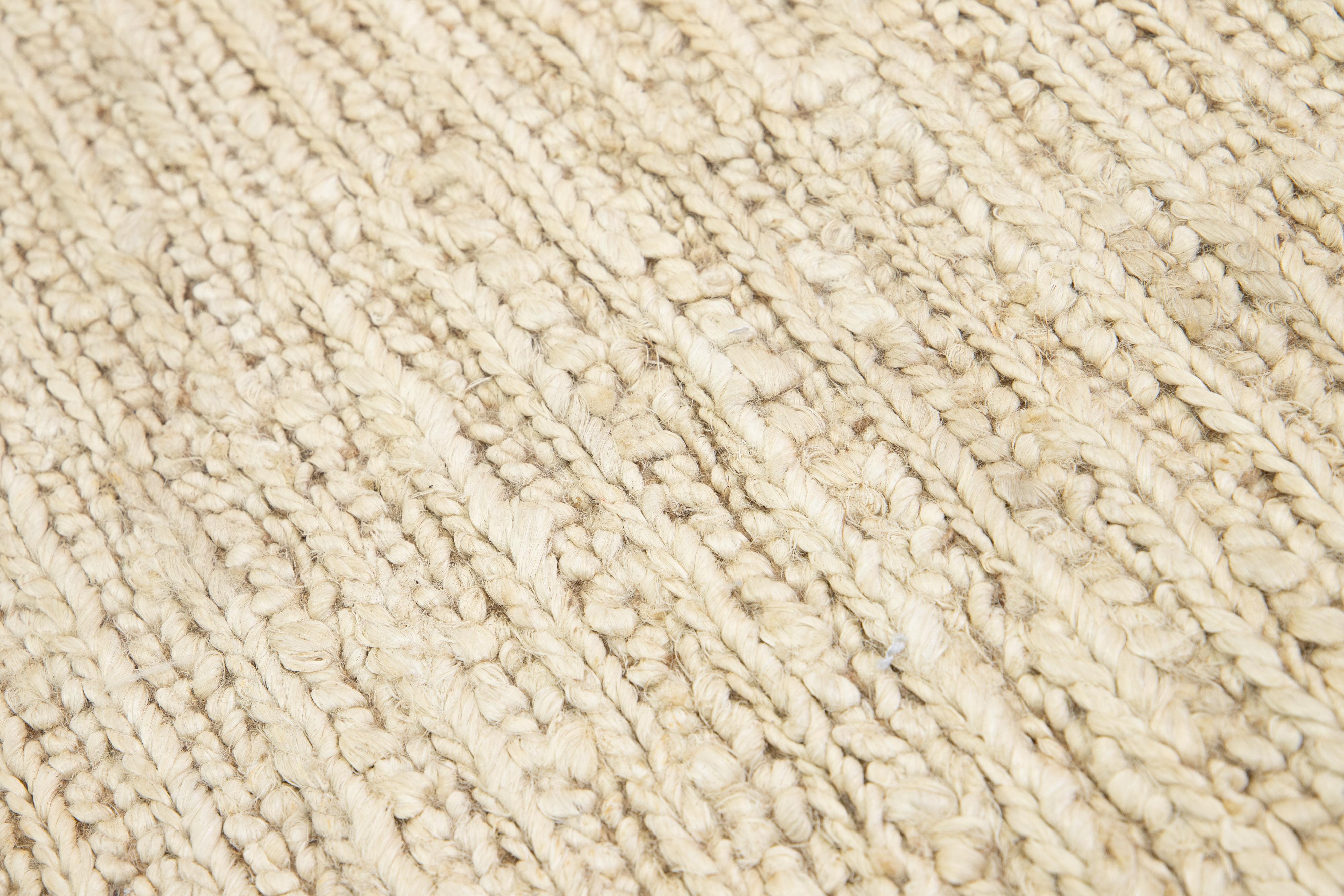 Moderner Teppich aus natürlicher Jute, handgefertigt in Beige (Handgewebt) im Angebot