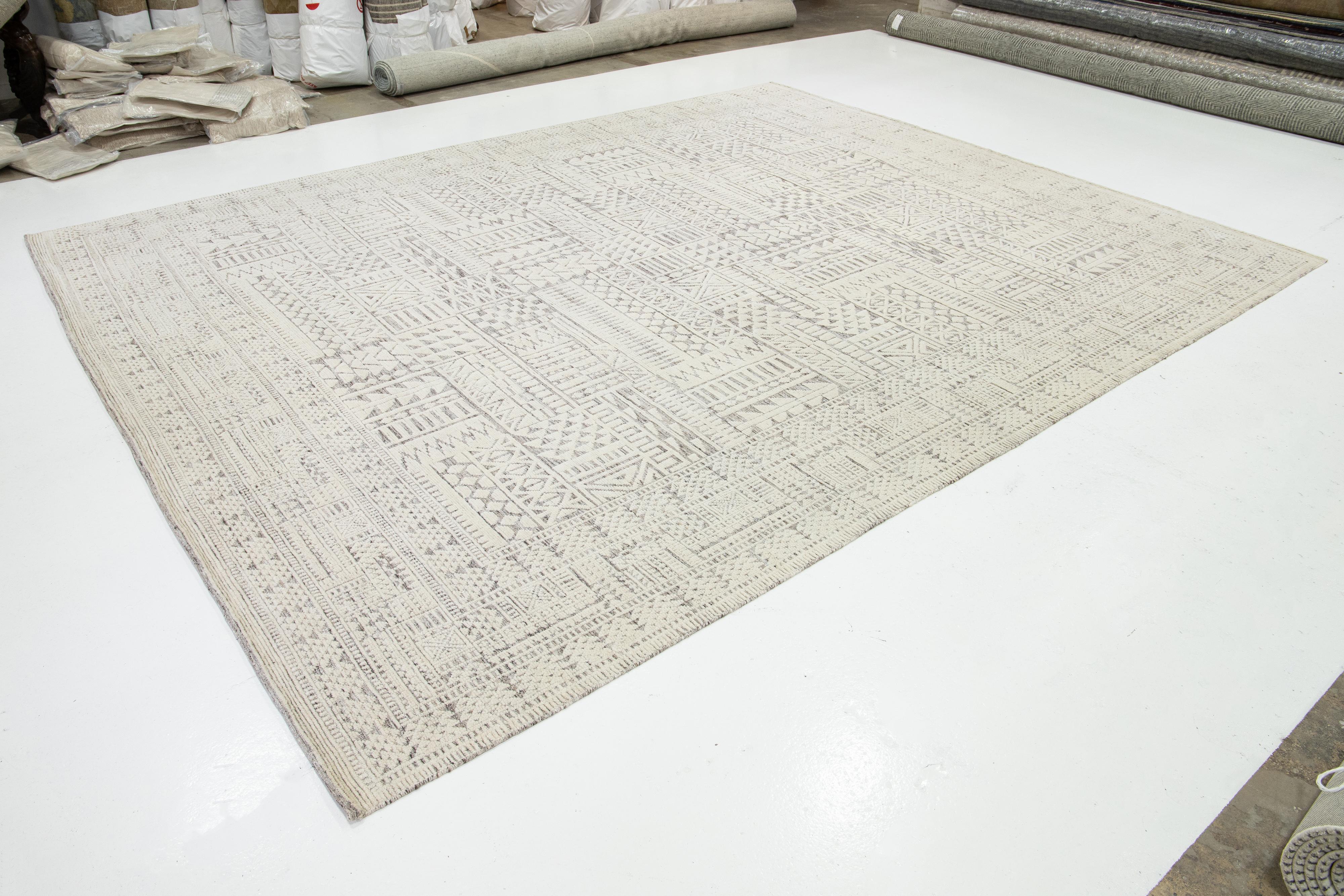 Moderner elfenbeinfarbener Wollteppich im natürlichen marokkanischen Stil mit Stammesmuster von Apadana (Indisch) im Angebot
