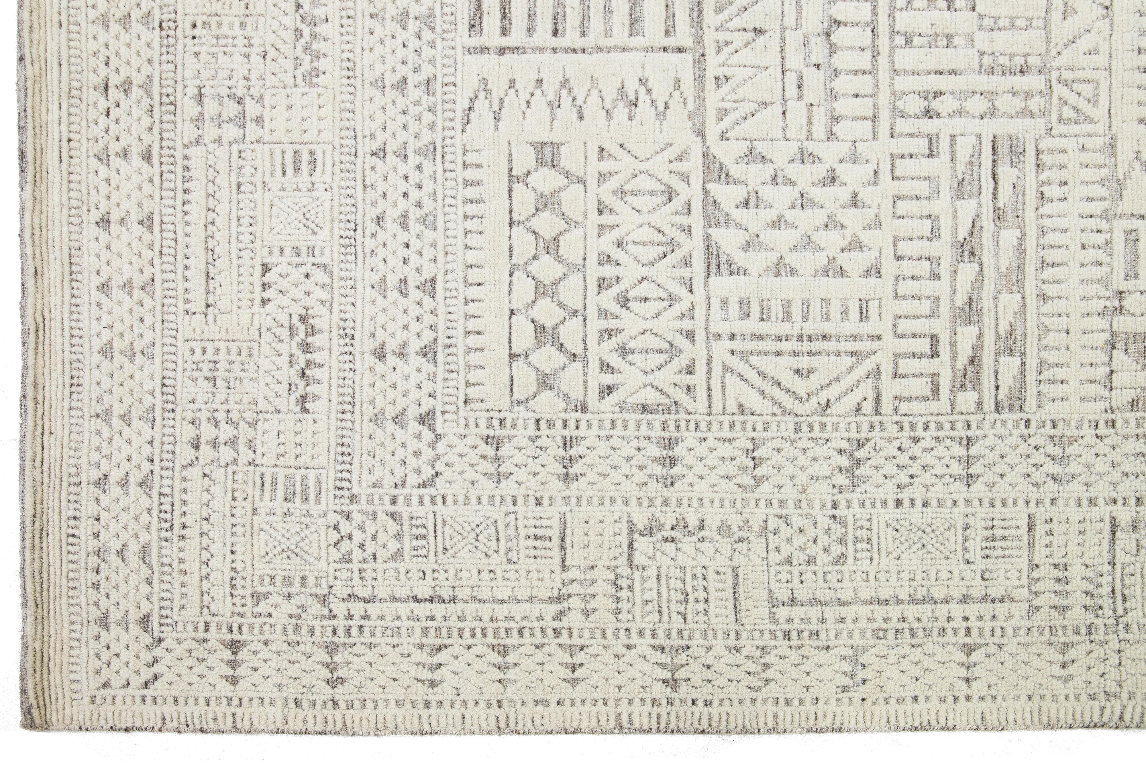 Moderner elfenbeinfarbener Wollteppich im natürlichen marokkanischen Stil mit Stammesmuster von Apadana (Wolle) im Angebot