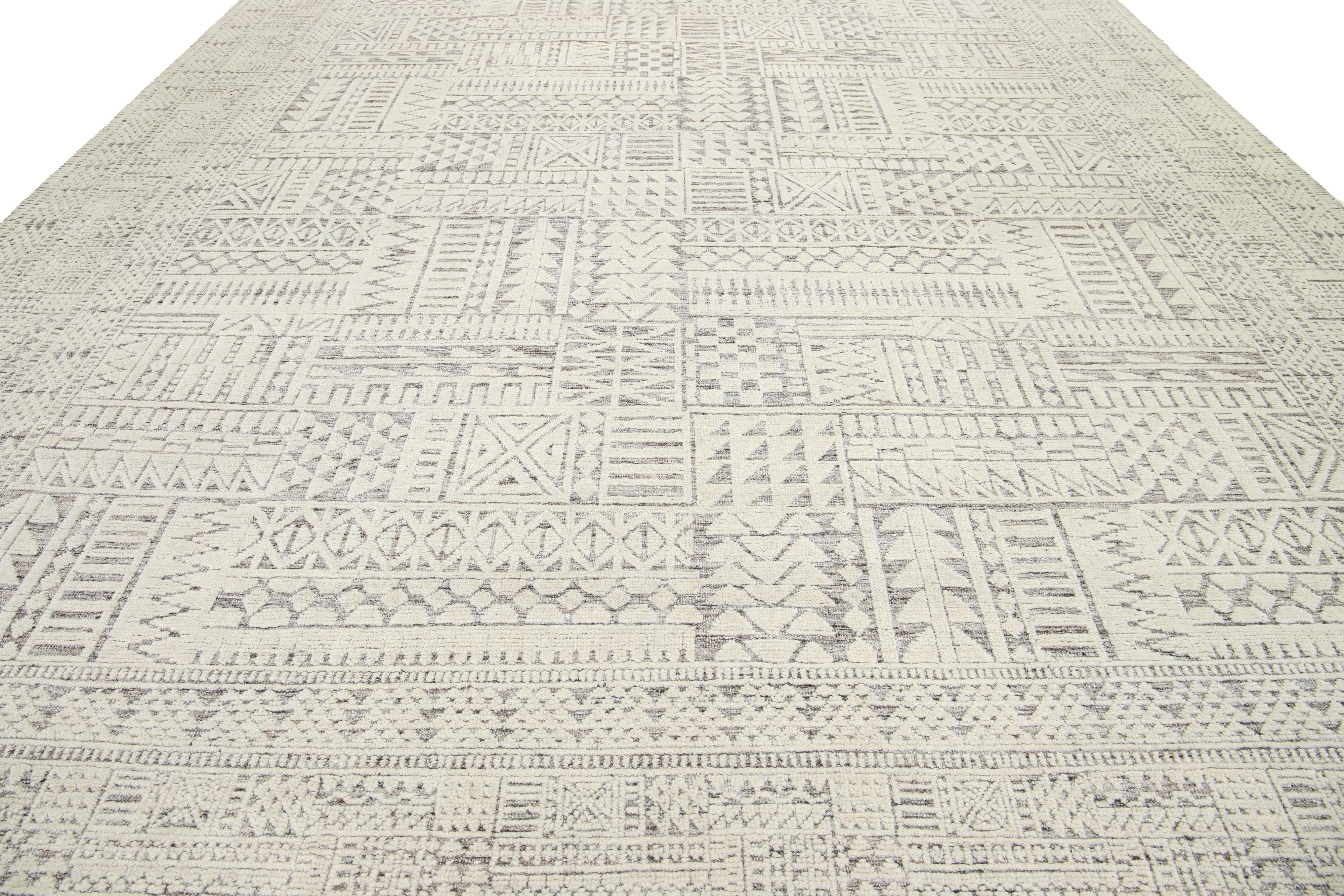 Moderner elfenbeinfarbener Wollteppich im natürlichen marokkanischen Stil mit Stammesmuster von Apadana im Angebot 1