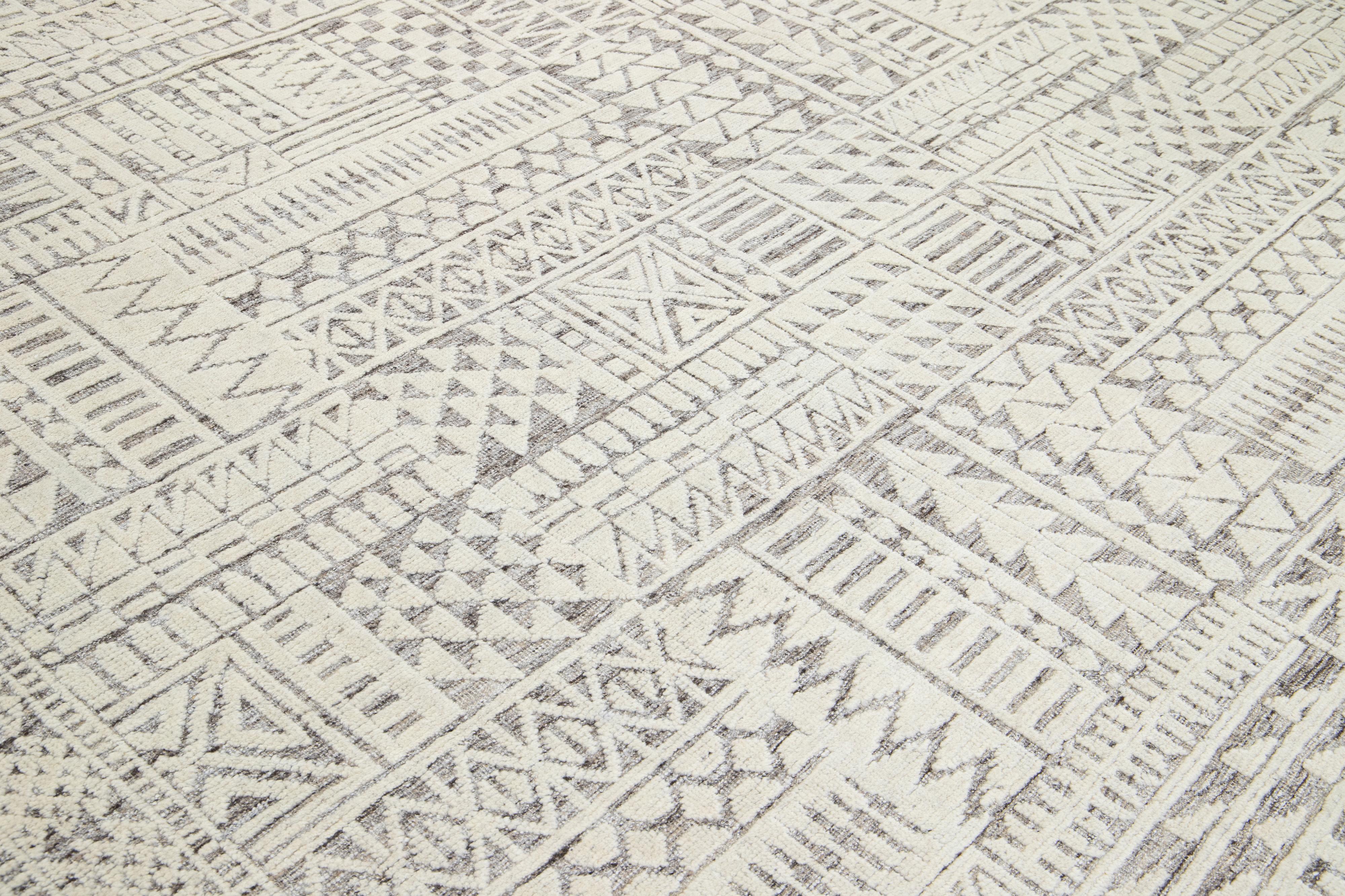 Moderner elfenbeinfarbener Wollteppich im natürlichen marokkanischen Stil mit Stammesmuster von Apadana im Angebot 2