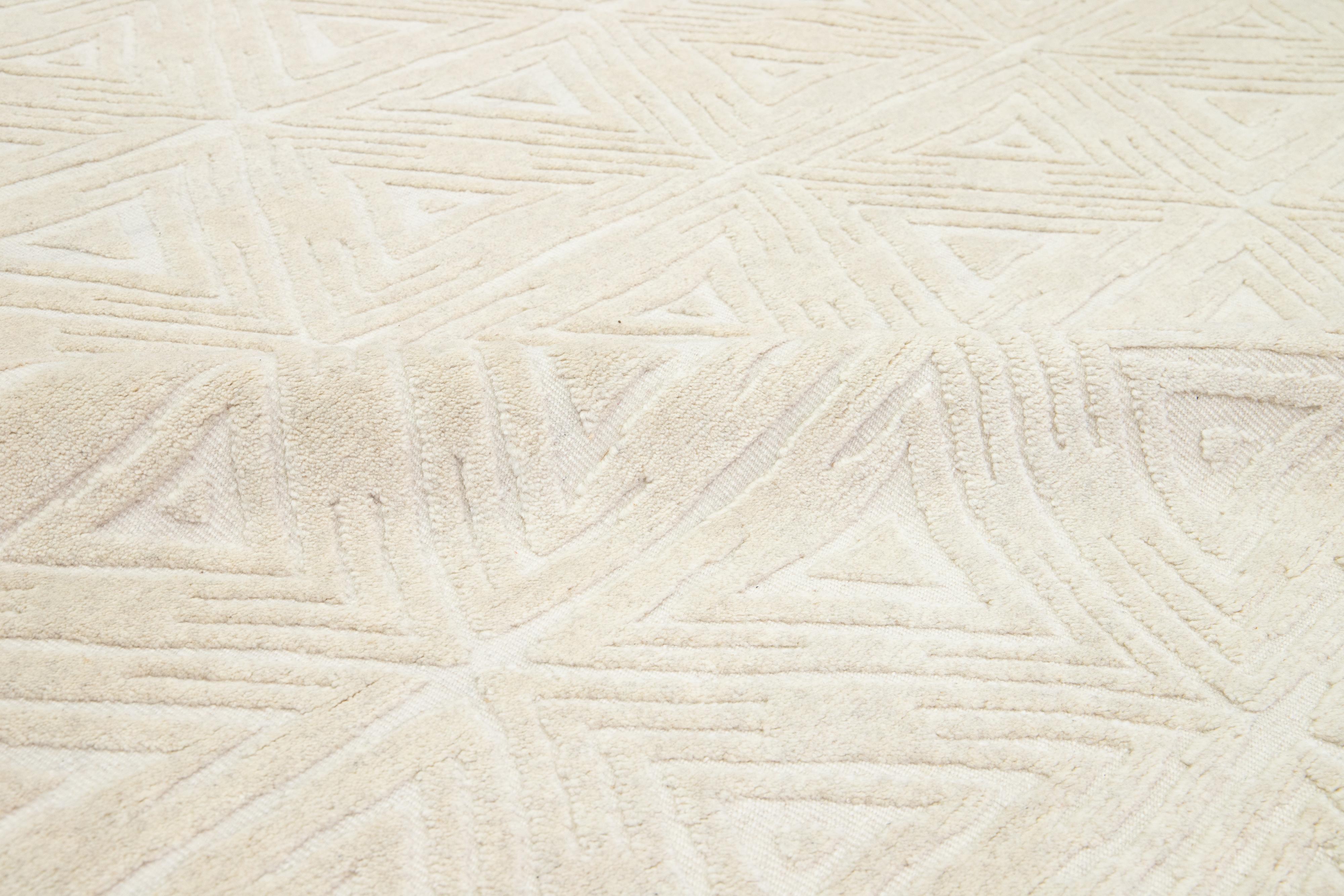 Moderner natürlicher Wollteppich im marokkanischen Stil mit geometrischem Design von Apadana im Angebot 3