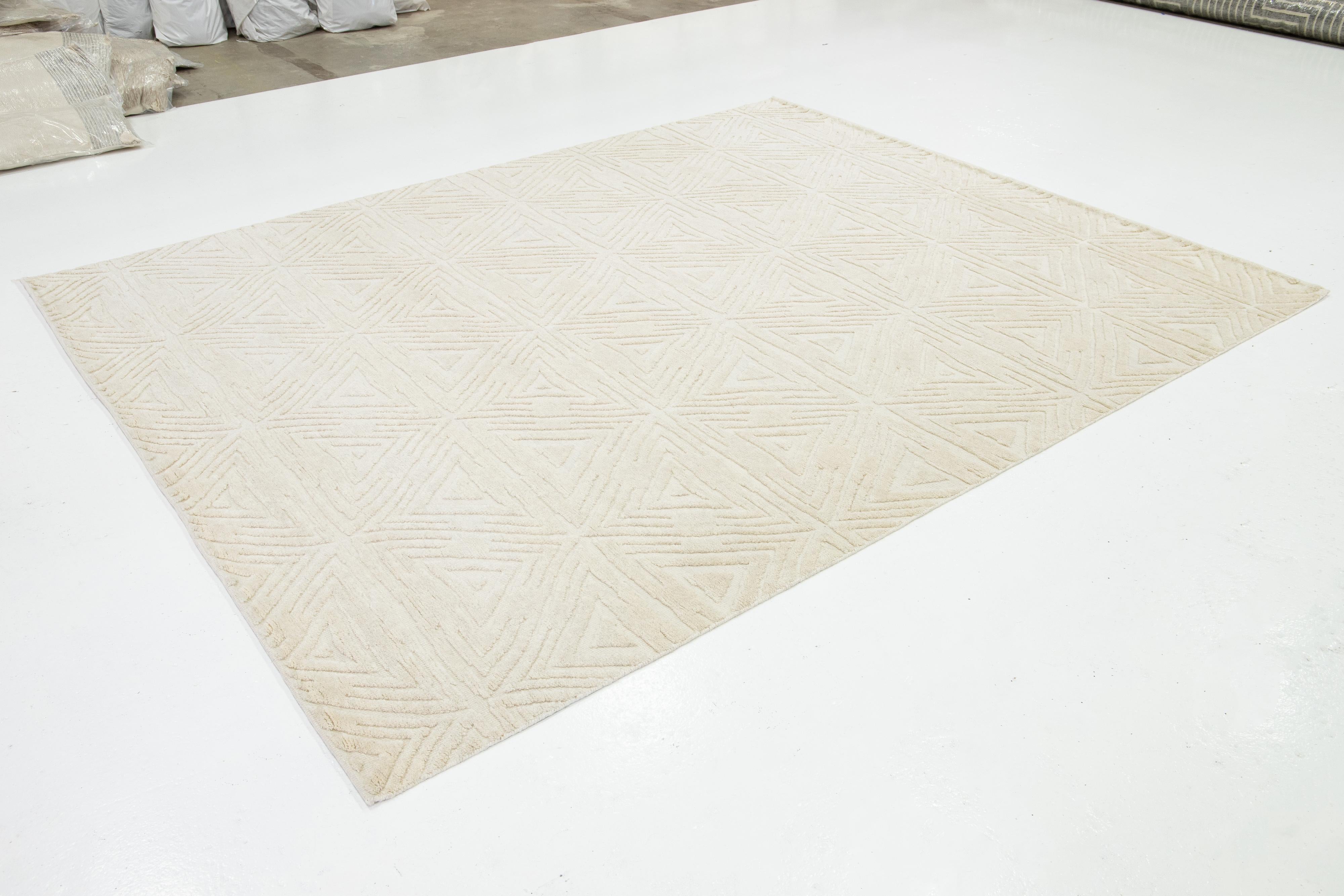Moderner natürlicher Wollteppich im marokkanischen Stil mit geometrischem Design von Apadana (Indisch) im Angebot