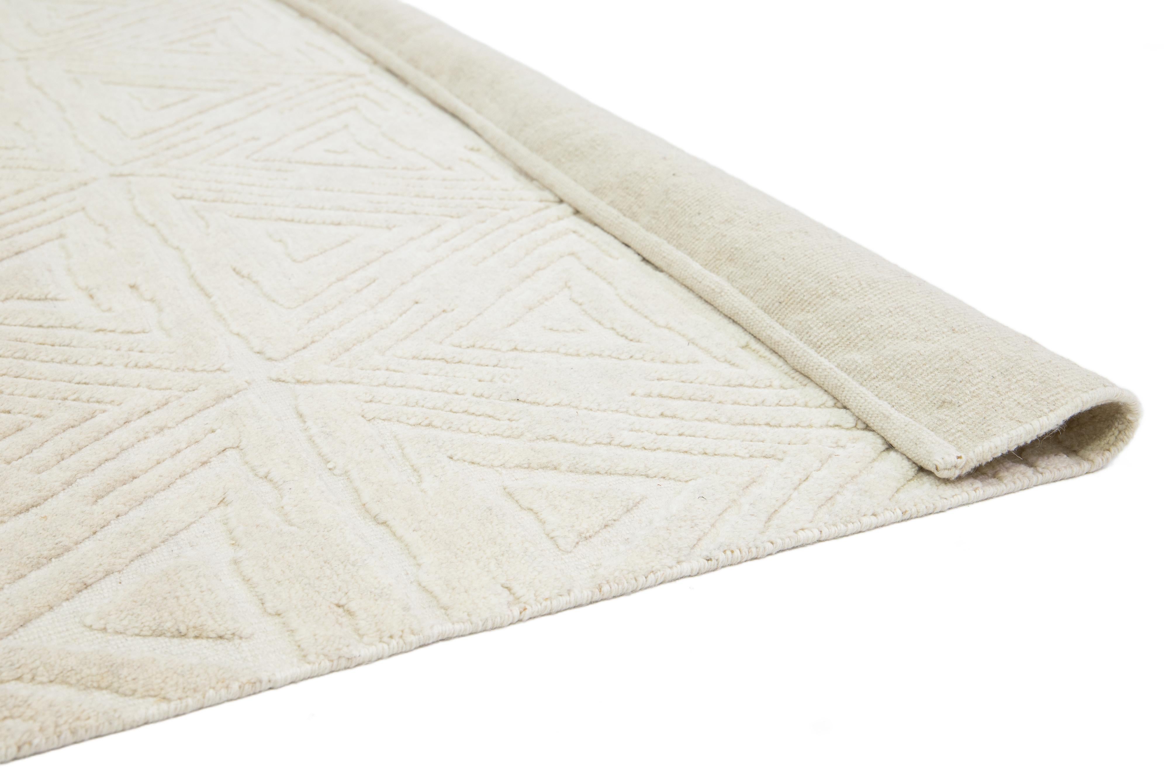 Moderner natürlicher Wollteppich im marokkanischen Stil mit geometrischem Design von Apadana im Zustand „Neu“ im Angebot in Norwalk, CT
