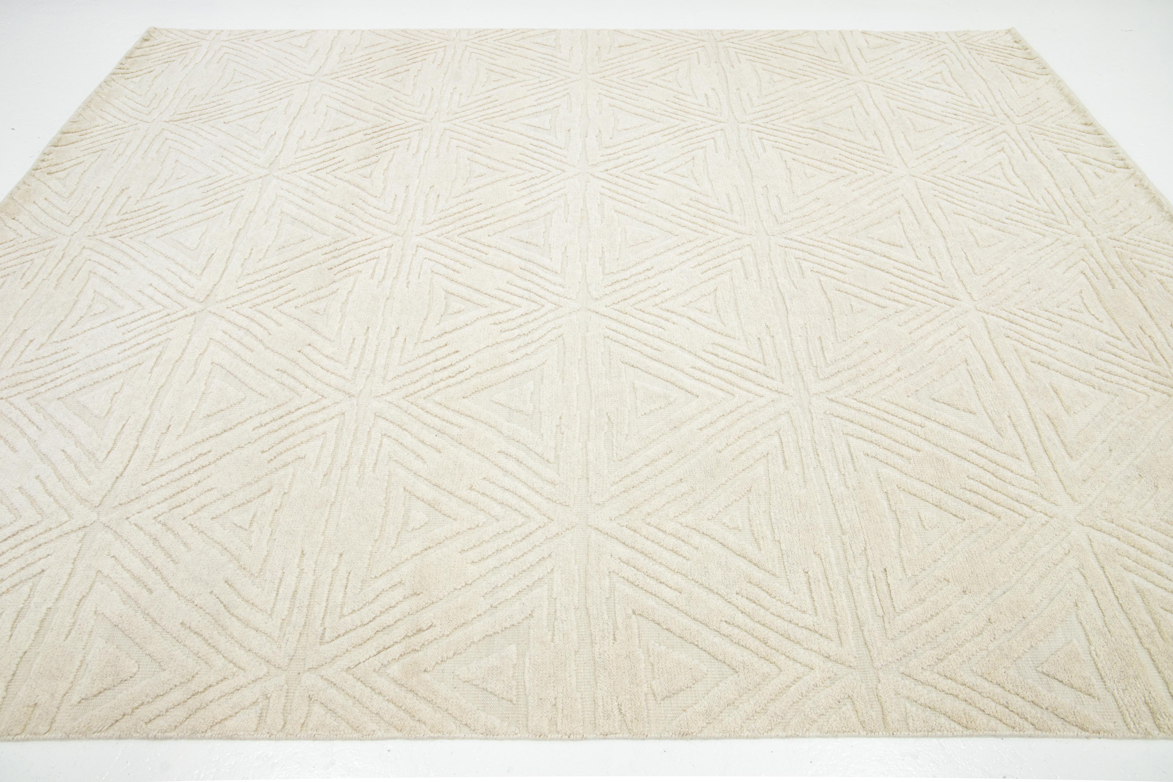 Moderner natürlicher Wollteppich im marokkanischen Stil mit geometrischem Design von Apadana (21. Jahrhundert und zeitgenössisch) im Angebot