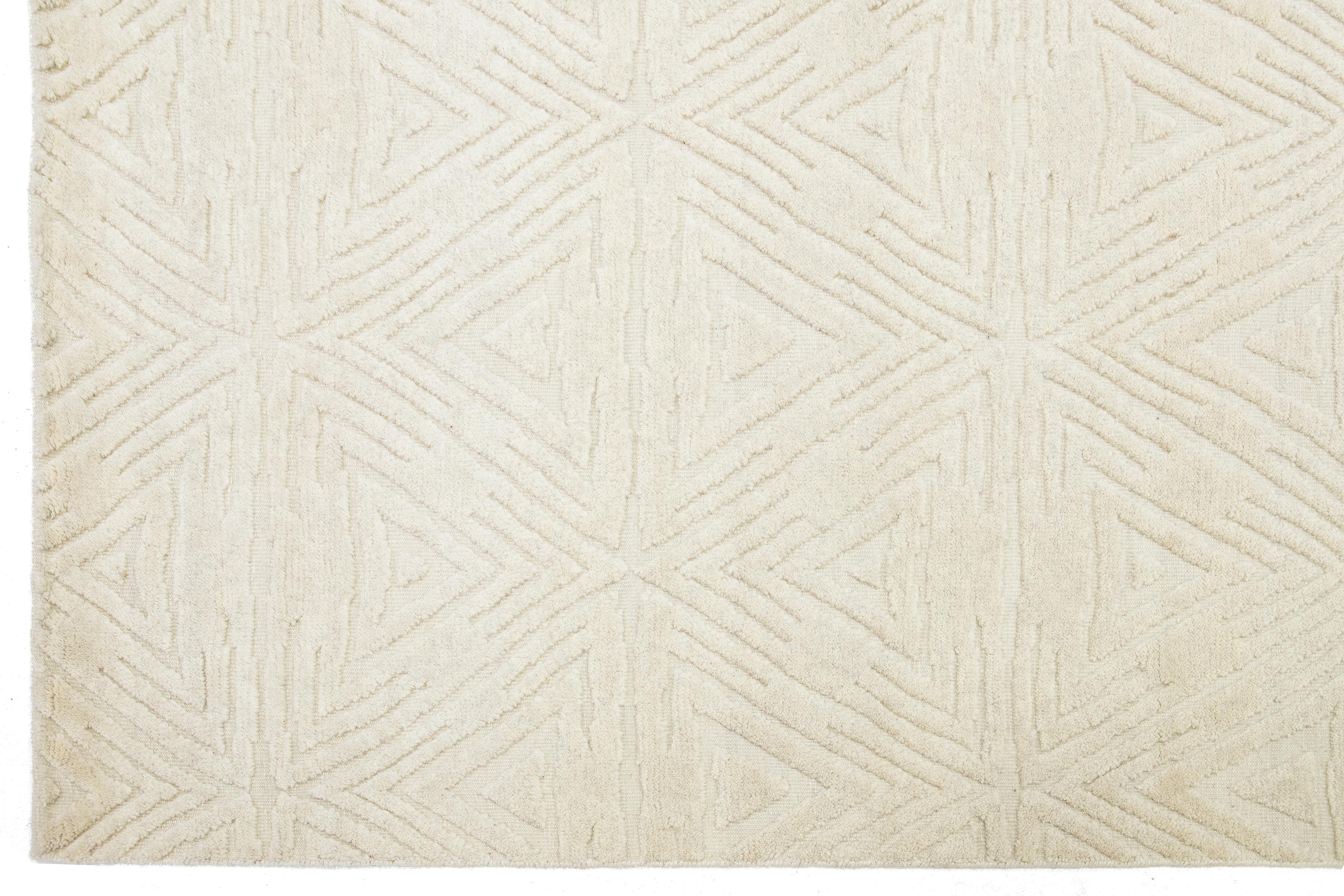 Moderner natürlicher Wollteppich im marokkanischen Stil mit geometrischem Design von Apadana (Wolle) im Angebot