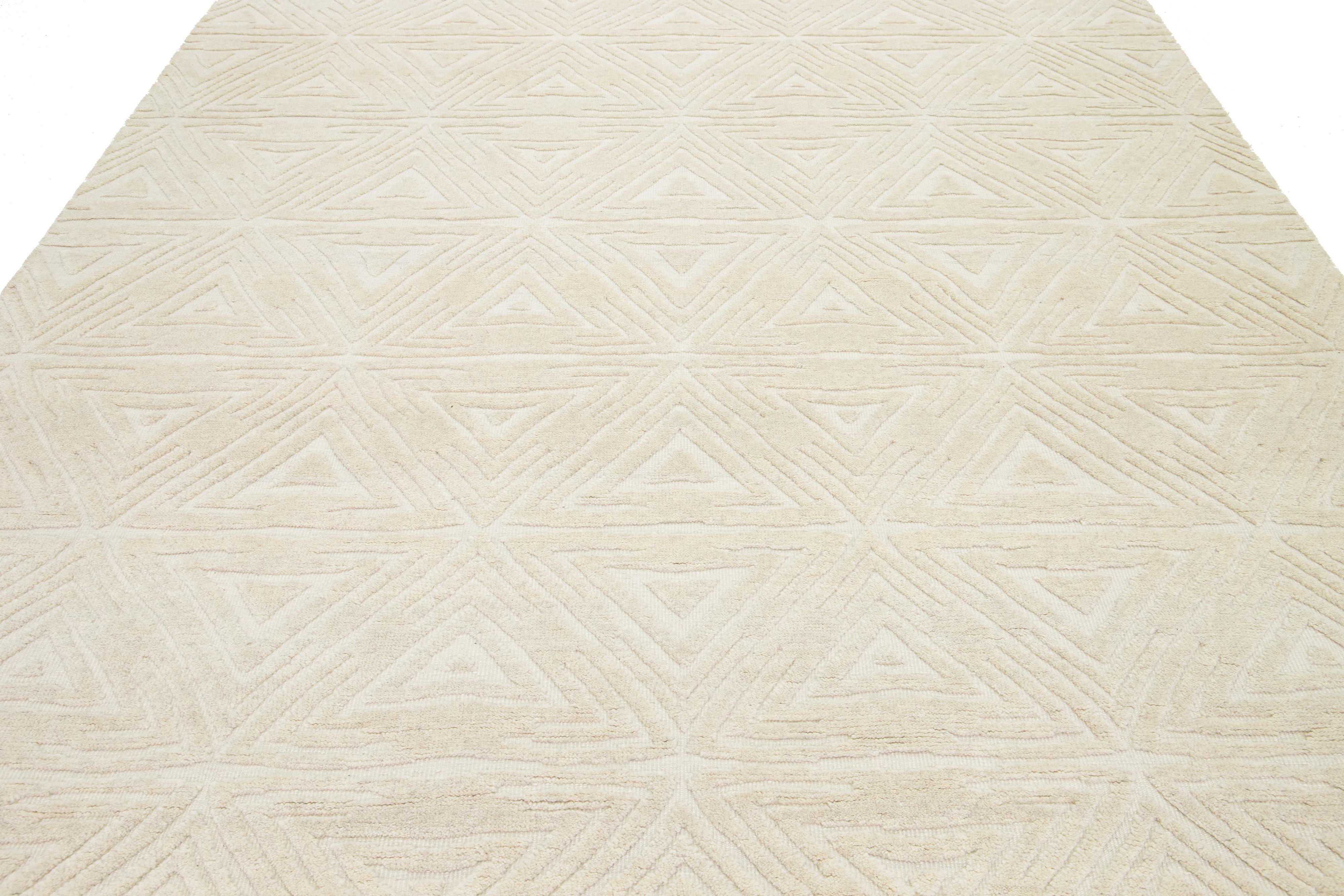 Moderner natürlicher Wollteppich im marokkanischen Stil mit geometrischem Design von Apadana im Angebot 1