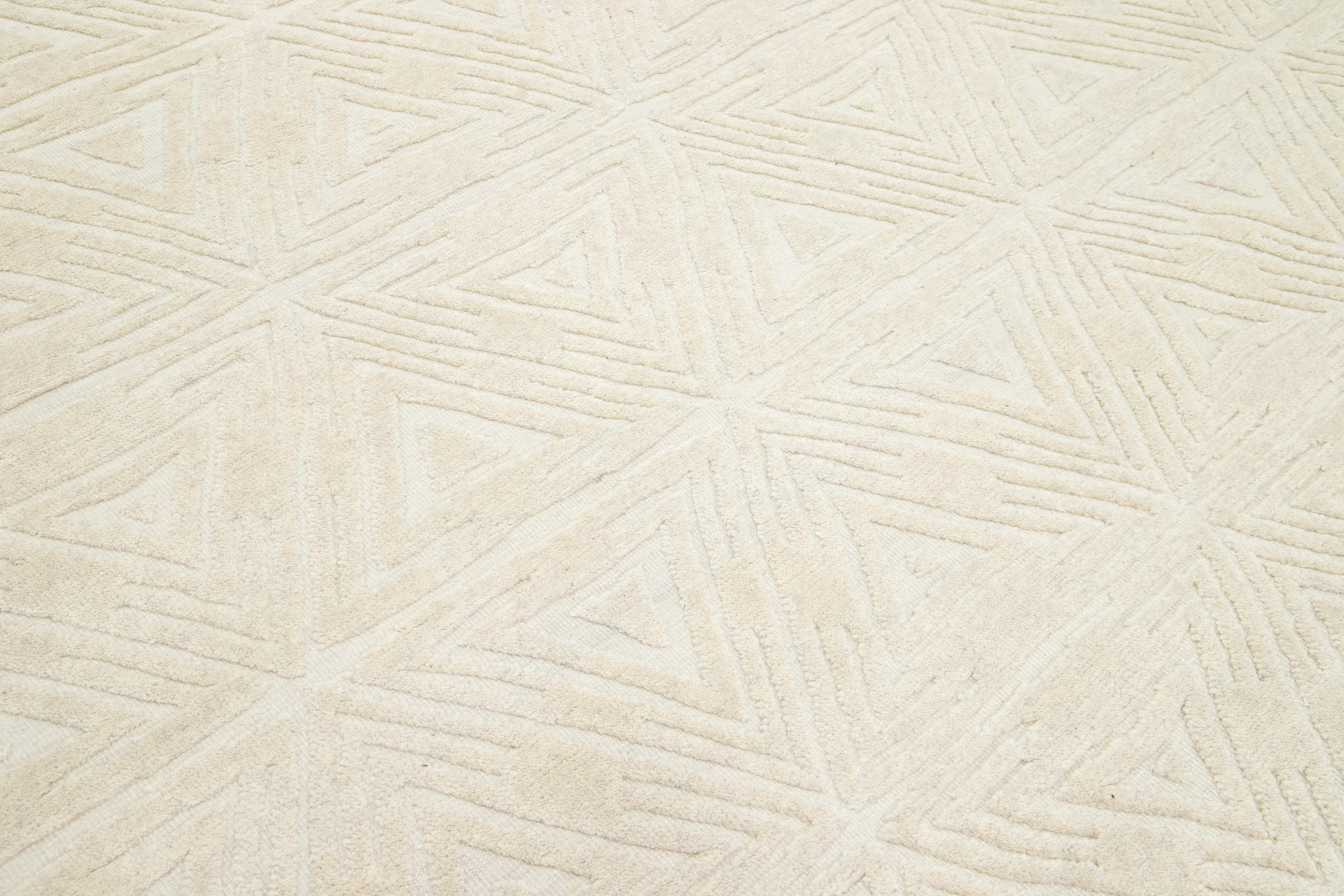 Moderner natürlicher Wollteppich im marokkanischen Stil mit geometrischem Design von Apadana im Angebot 2