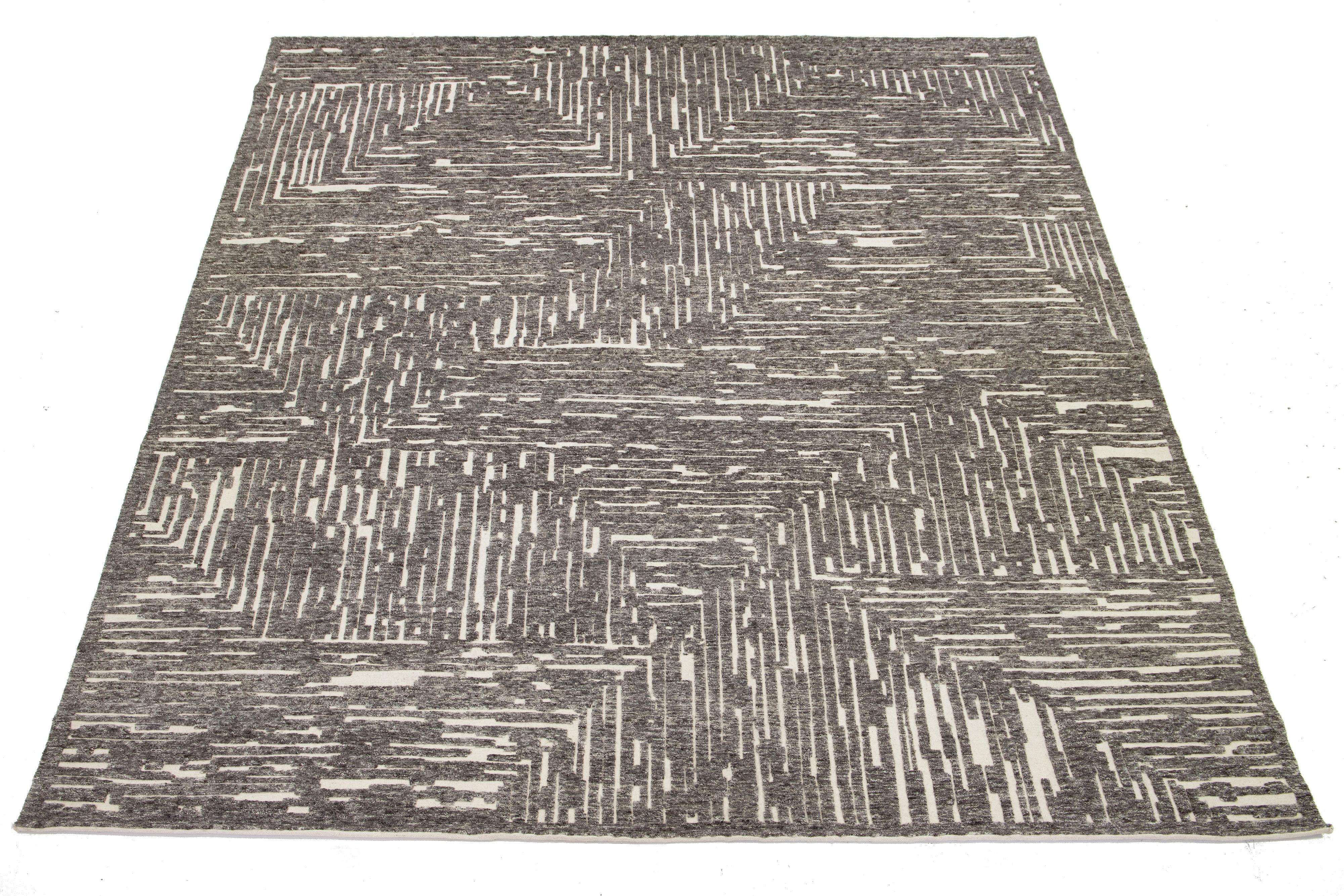Wunderschöner handgeknüpfter Wollteppich im marokkanischen Stil mit einem elfenbeinfarbenen und grauen Feld in einem atemberaubenden abstrakten Design.

Dieser Teppich misst 12'3'' x 15'3''.

 