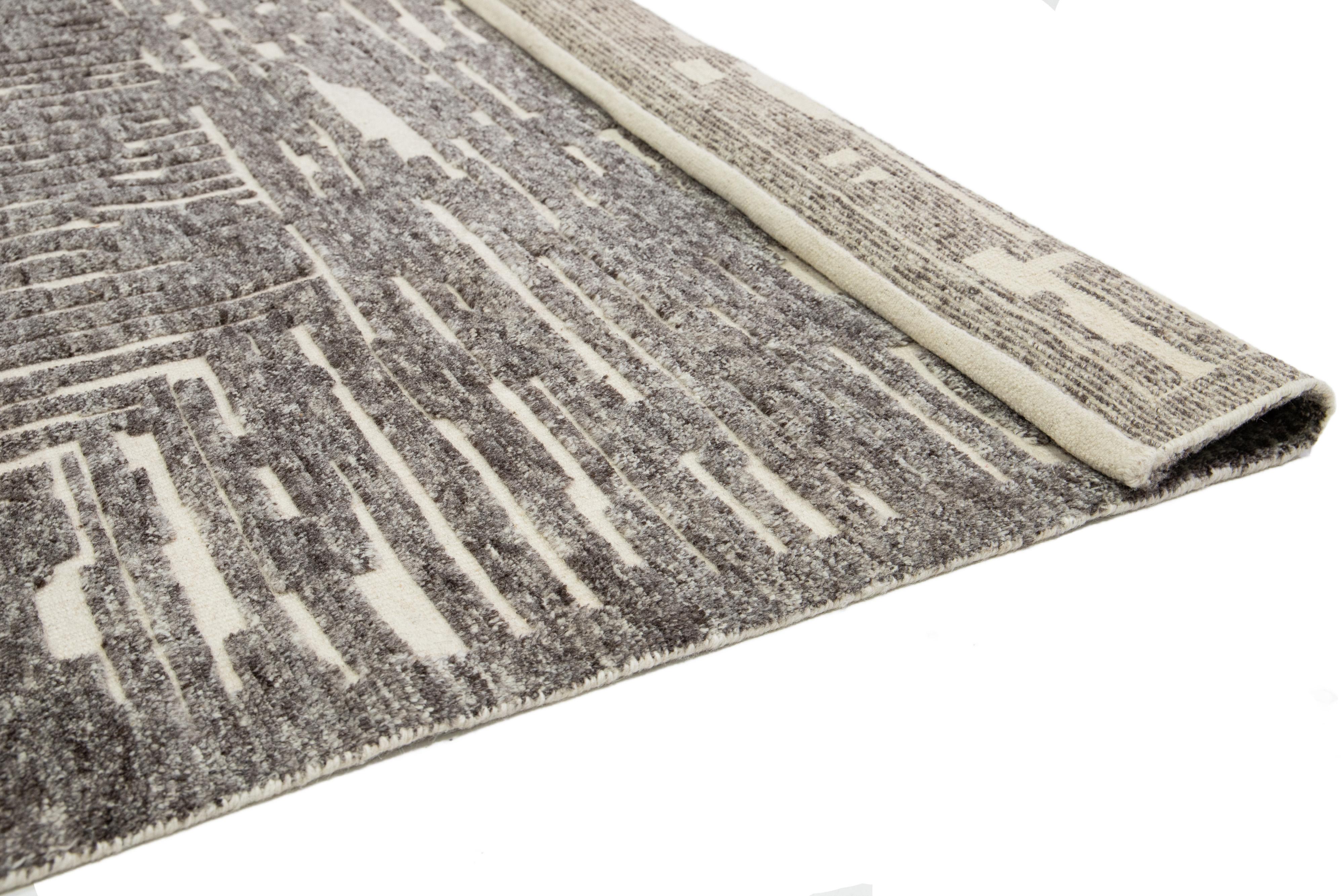 Moderner natürlicher Wollteppich im marokkanischen Stil mit grauem, abstraktem Design von Apadana (Handgeknüpft) im Angebot