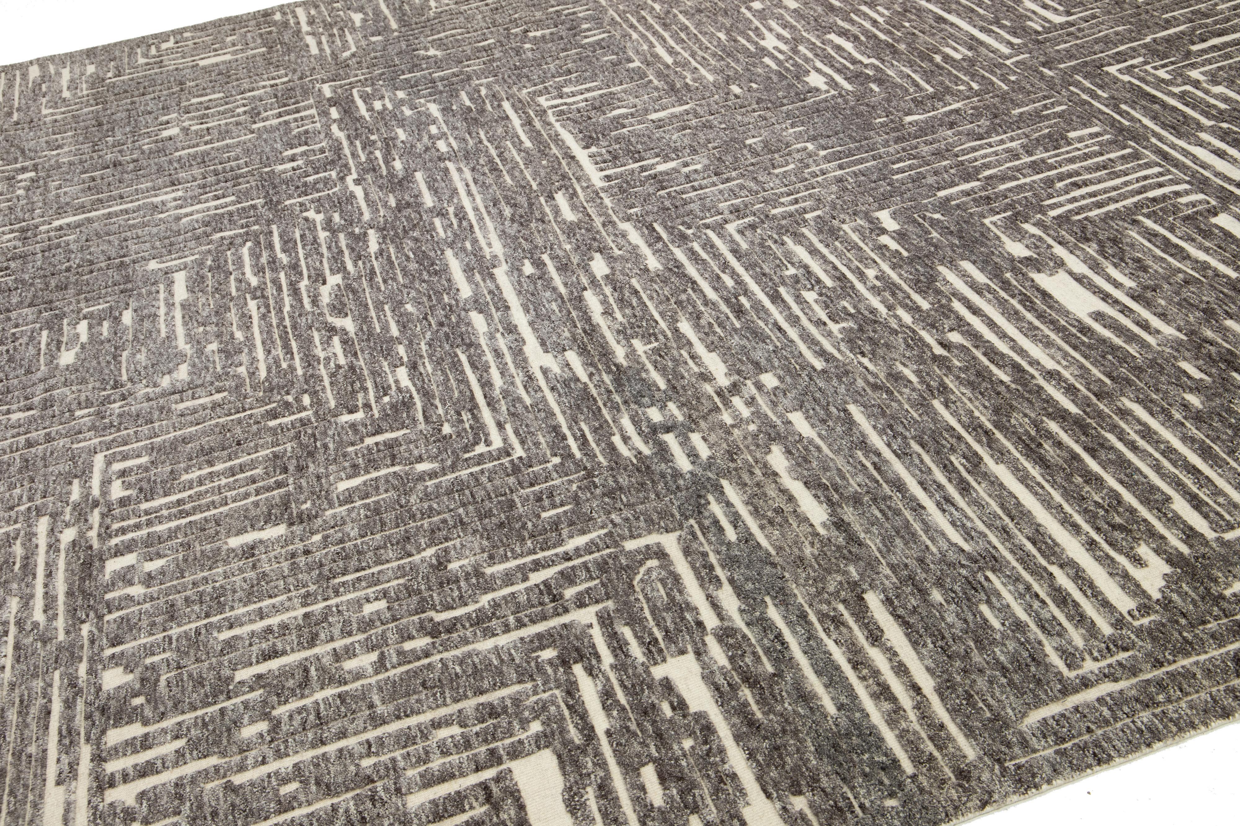 Moderner natürlicher Wollteppich im marokkanischen Stil mit grauem, abstraktem Design von Apadana im Zustand „Neu“ im Angebot in Norwalk, CT