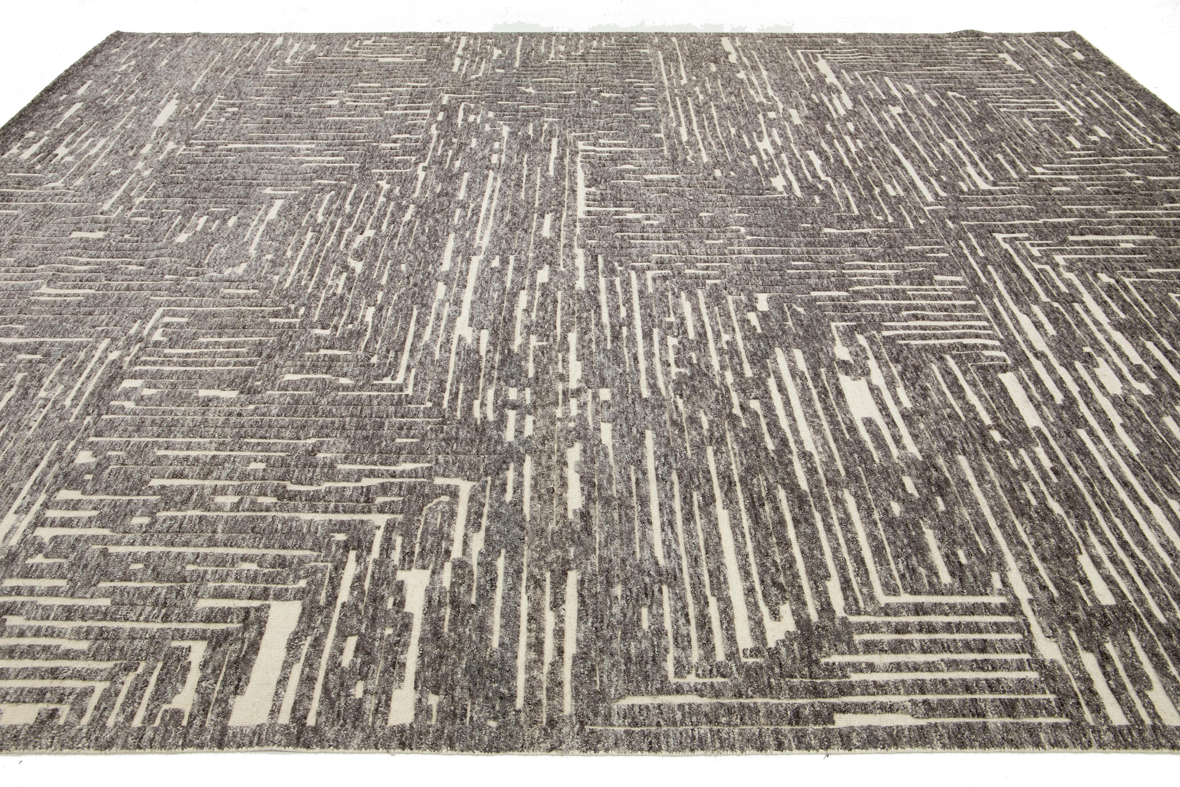 Moderner natürlicher Wollteppich im marokkanischen Stil mit grauem, abstraktem Design von Apadana (21. Jahrhundert und zeitgenössisch) im Angebot