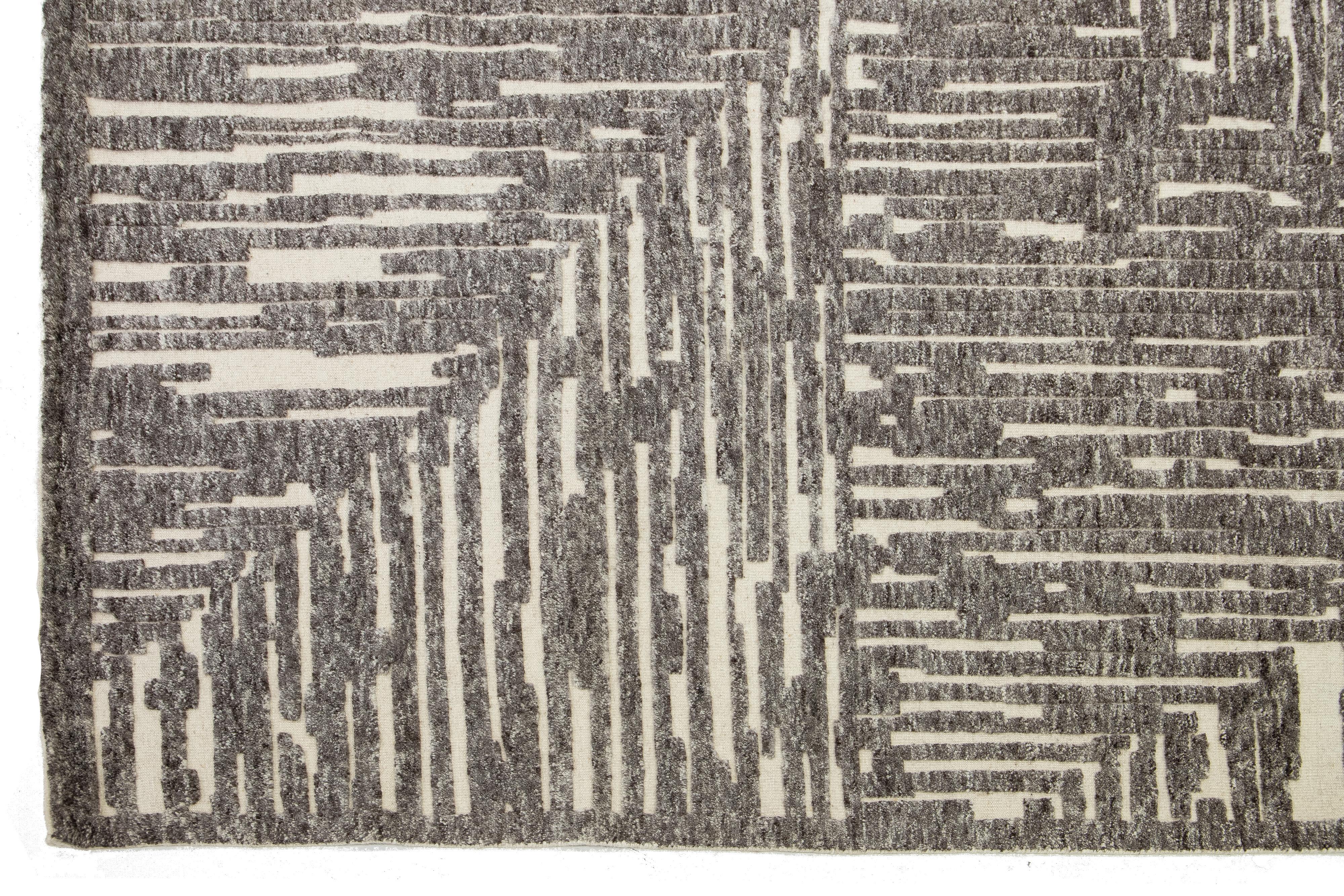 Moderner natürlicher Wollteppich im marokkanischen Stil mit grauem, abstraktem Design von Apadana (Wolle) im Angebot