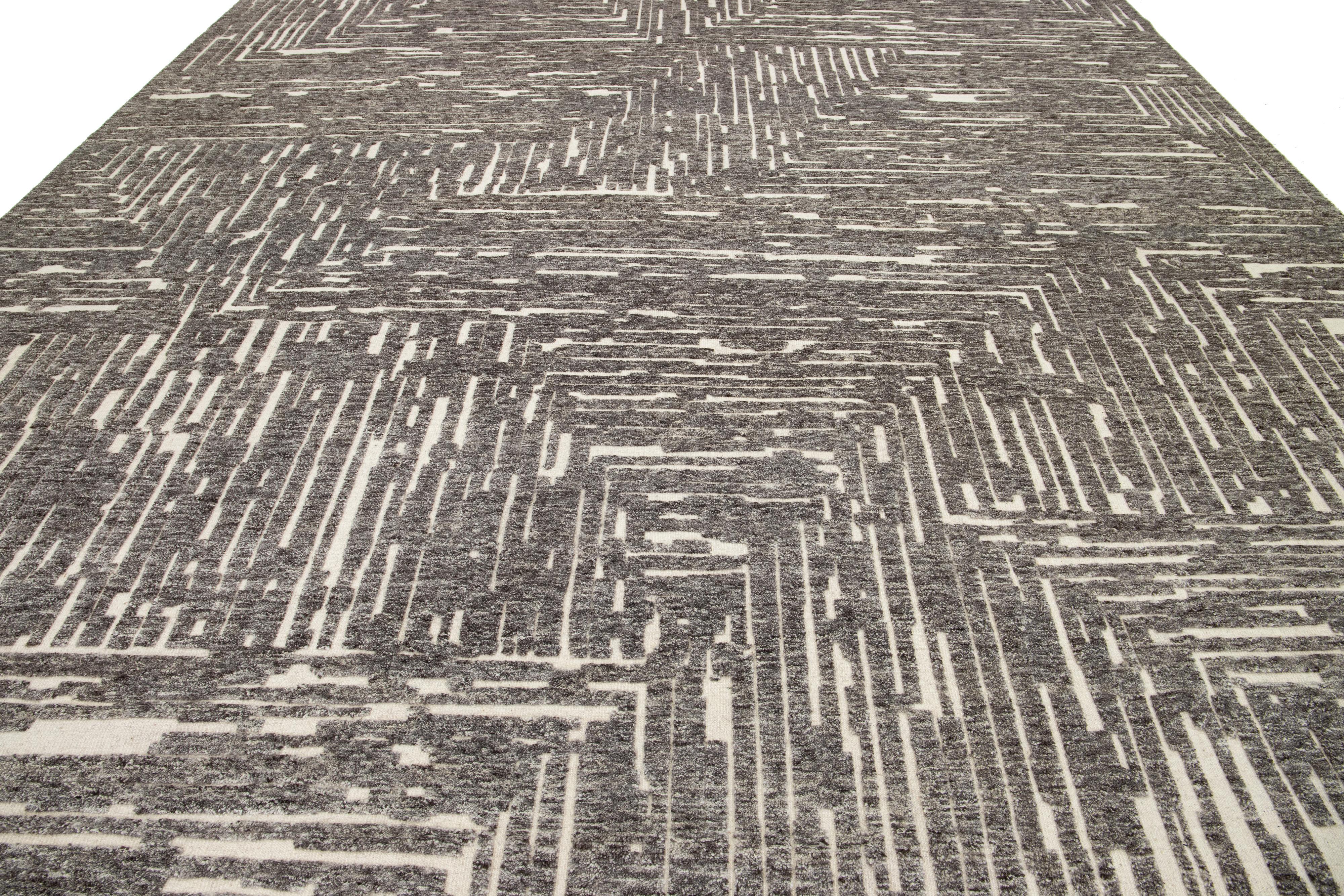 Moderner natürlicher Wollteppich im marokkanischen Stil mit grauem, abstraktem Design von Apadana im Angebot 1