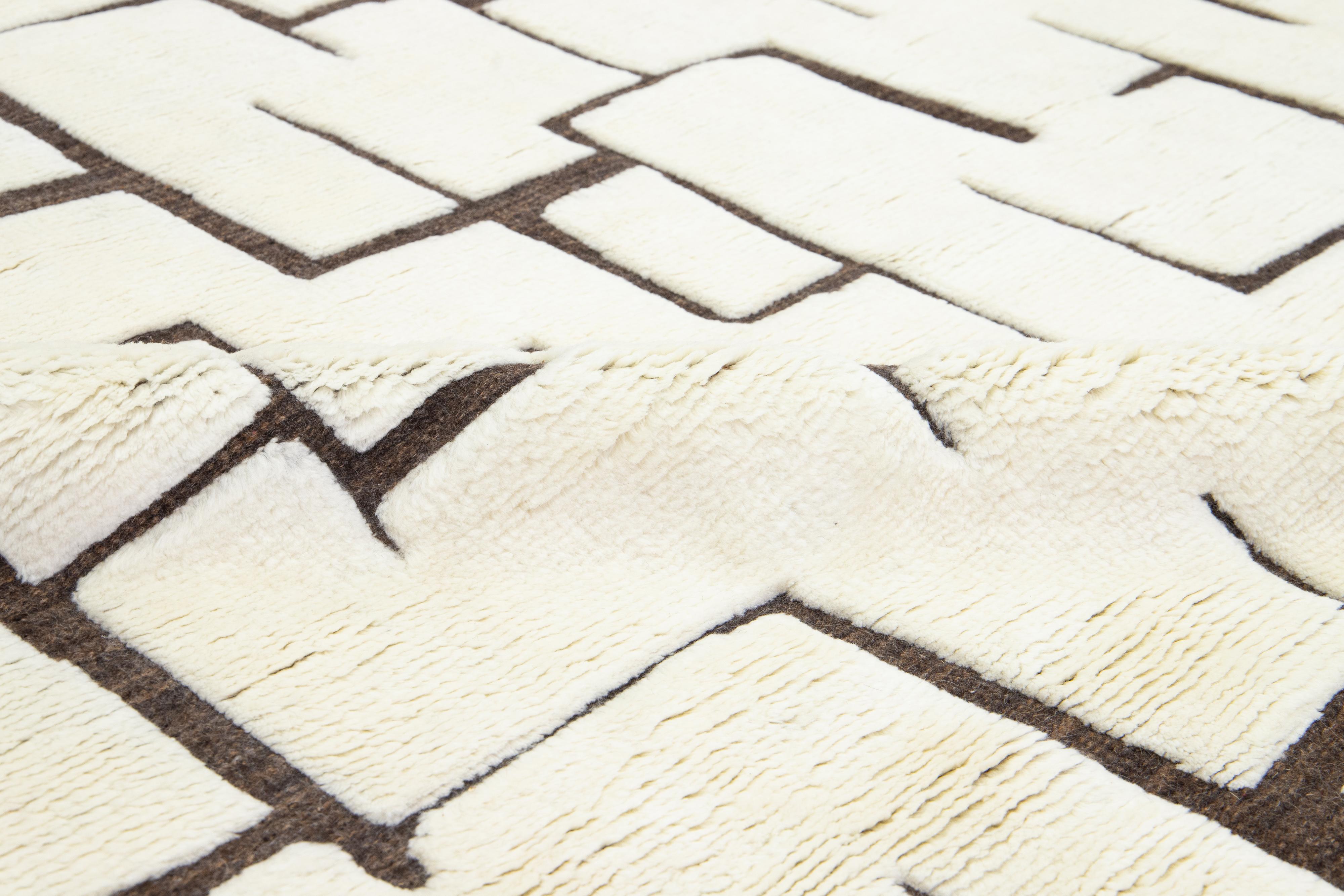 Tappeto moderno in lana naturale in stile marocchino con design astratto avorio e marrone in vendita 2