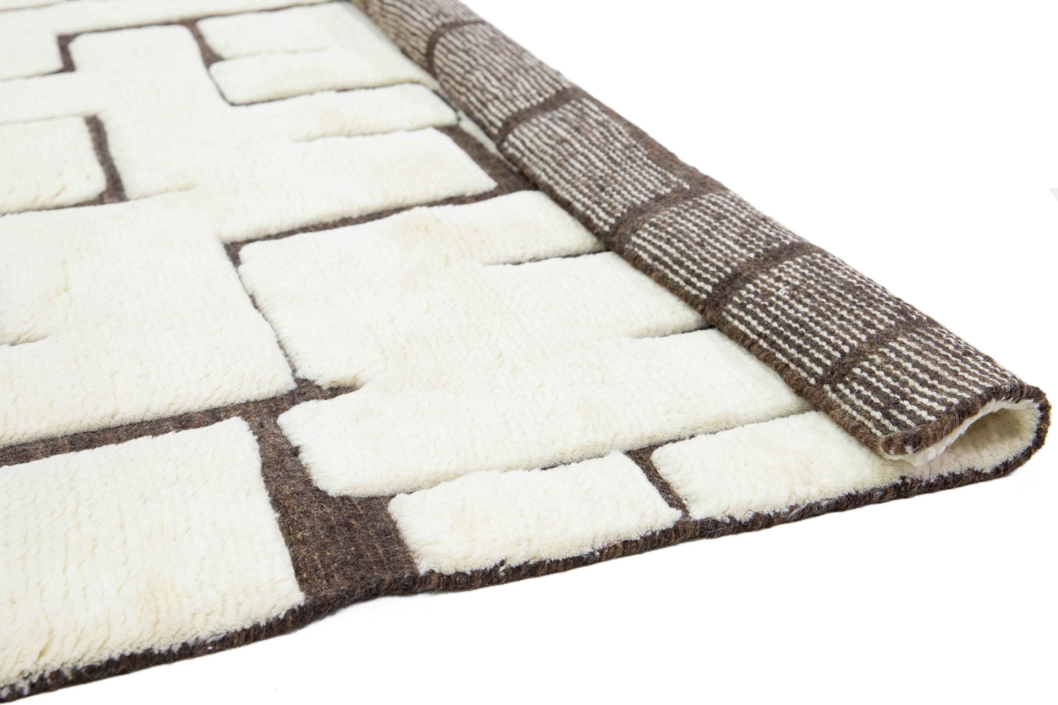 Moderno Tappeto moderno in lana naturale in stile marocchino con design astratto avorio e marrone in vendita