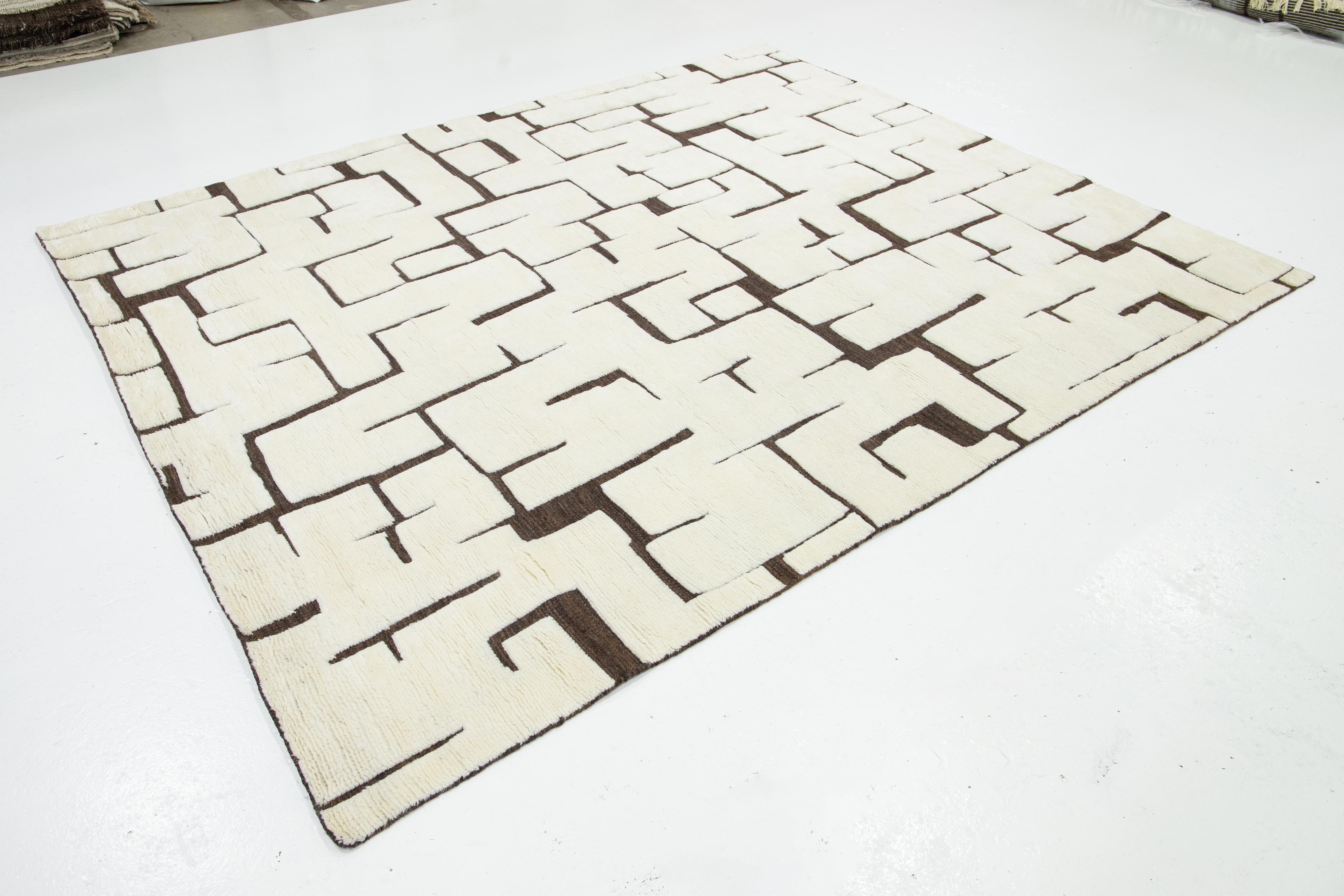 Indiano Tappeto moderno in lana naturale in stile marocchino con design astratto avorio e marrone in vendita