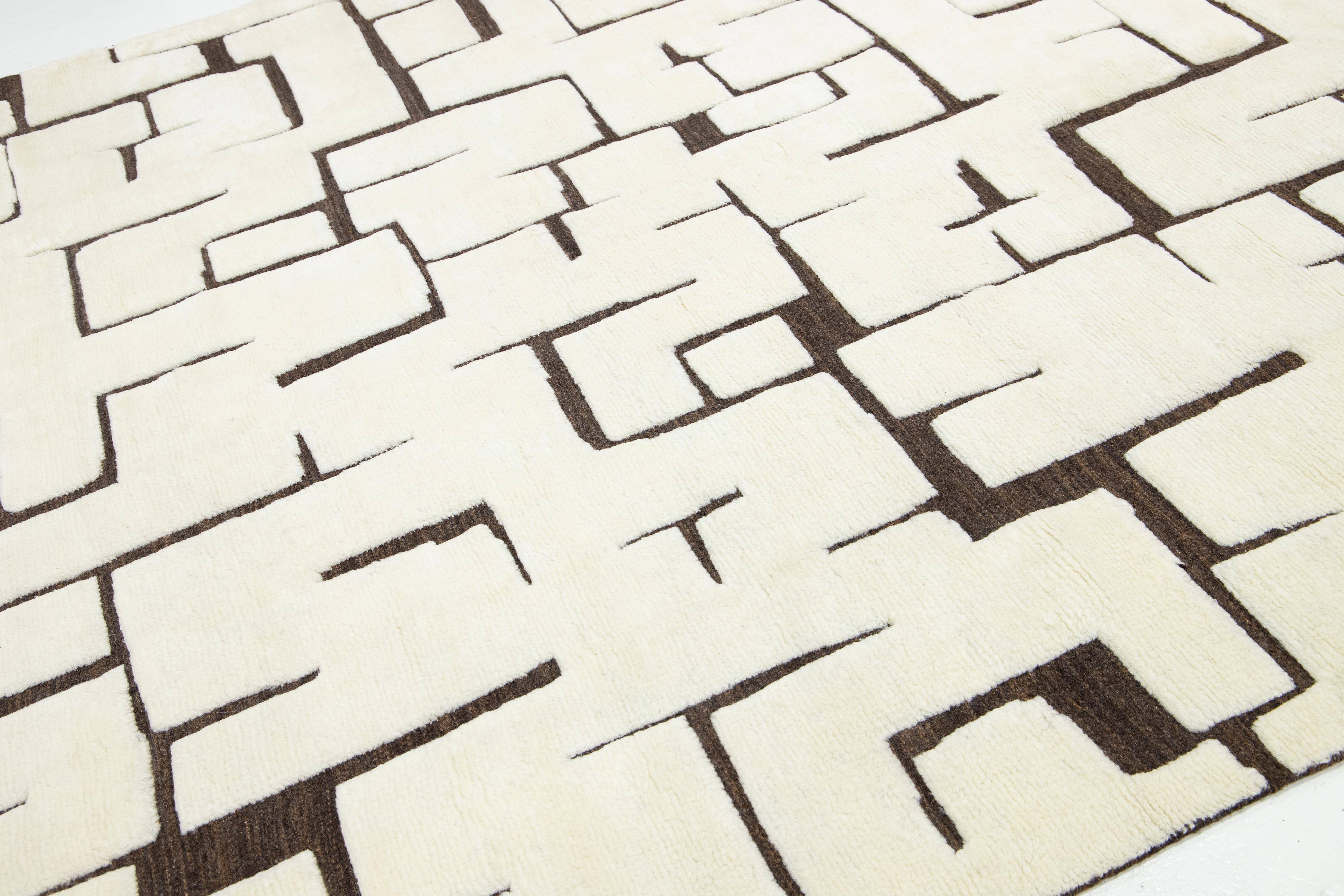 Annodato a mano Tappeto moderno in lana naturale in stile marocchino con design astratto avorio e marrone in vendita
