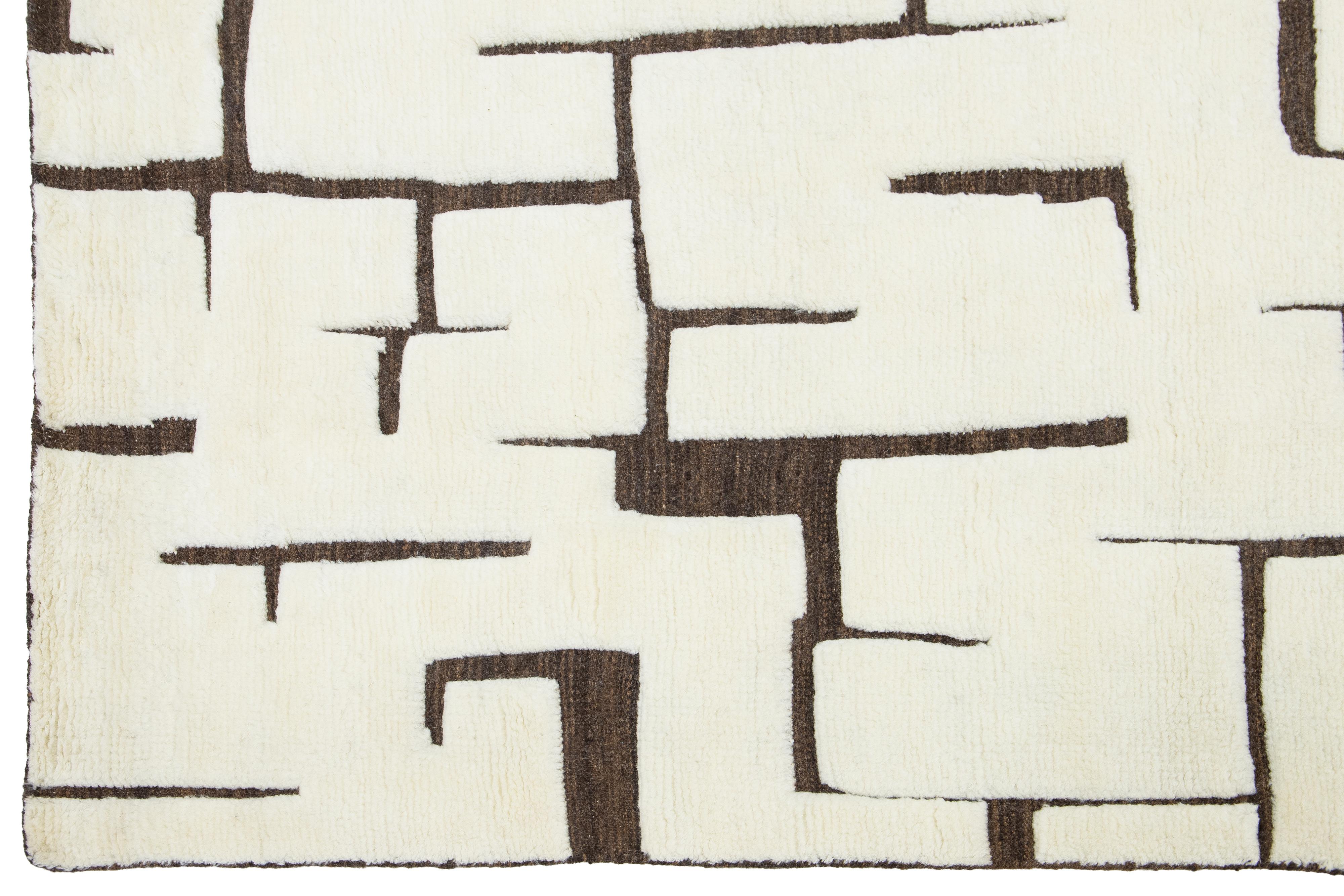 XXI secolo e contemporaneo Tappeto moderno in lana naturale in stile marocchino con design astratto avorio e marrone in vendita