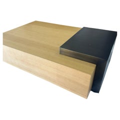 Table à cocktail moderne en noyer et bronze, conçue par Greg Sheres. En stock.