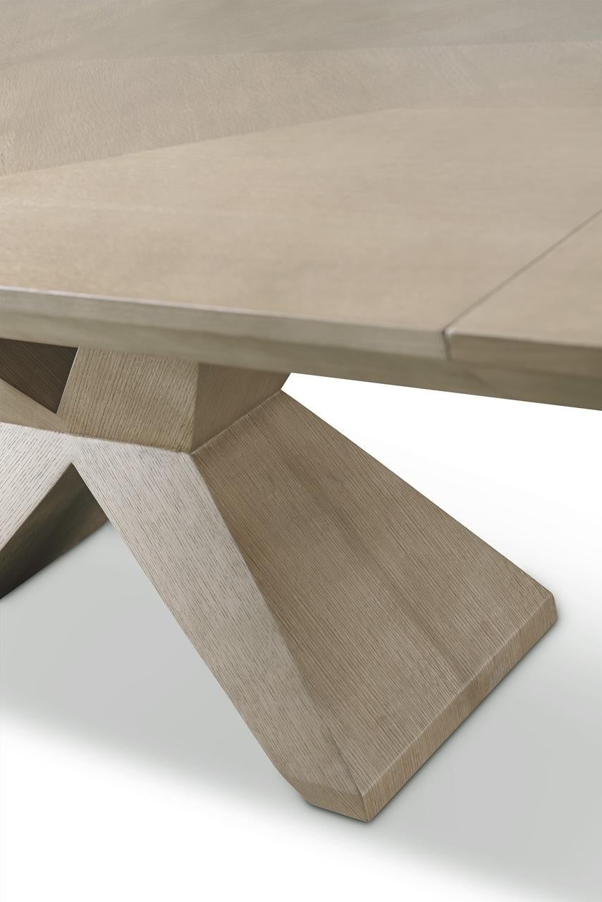 Cinese Tavolo da pranzo moderno in rovere naturale allungabile progettato da Greg Sheres. In magazzino. in vendita
