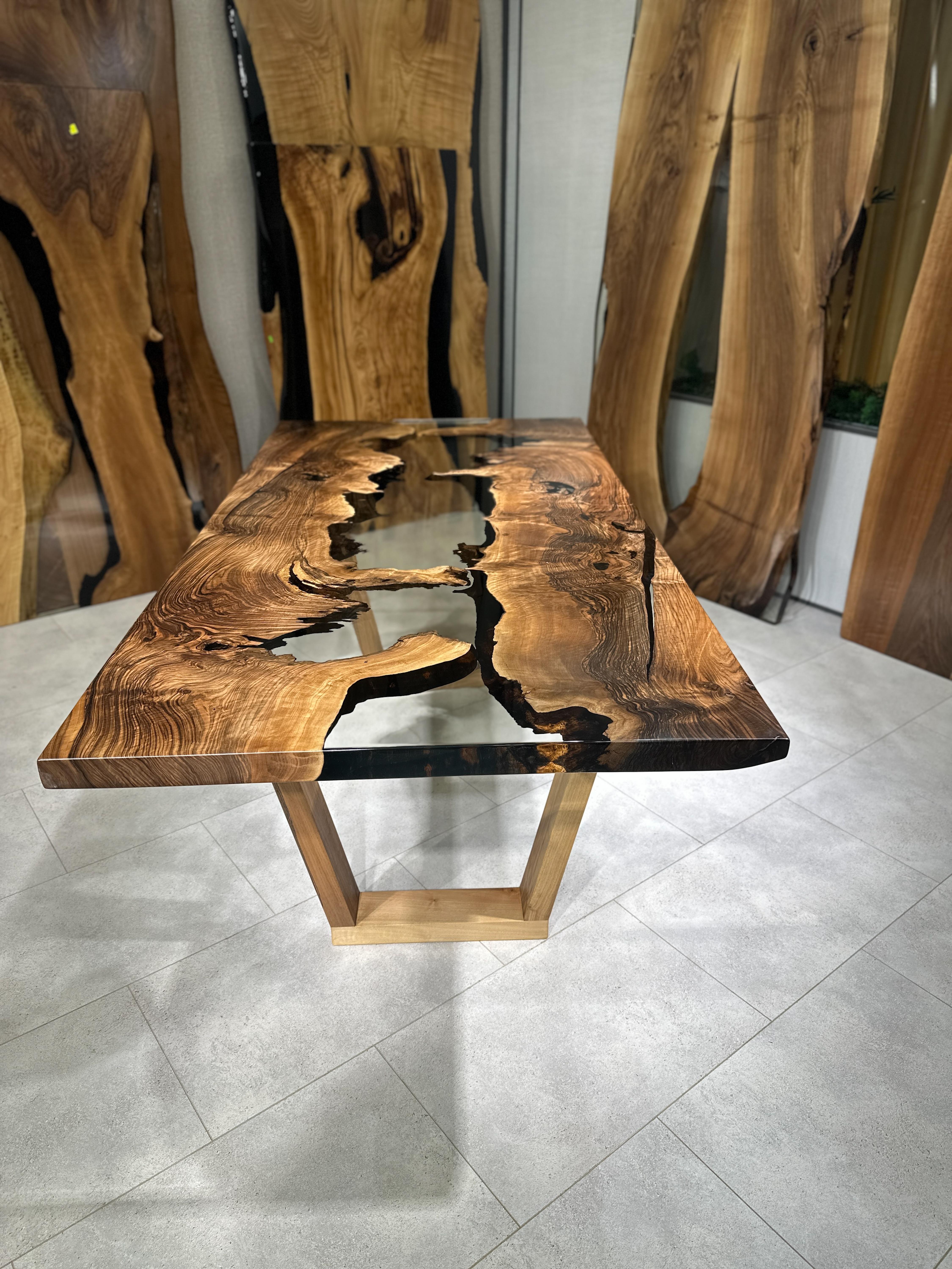 Table de salle à manger en noyer à bord vif en résine époxy transparente 

Cette table est fabriquée en bois de noyer vieux de 500 ans. Les veines et la texture du bois décrivent l'aspect d'un bois de noyer naturel.
Elle peut être utilisée comme